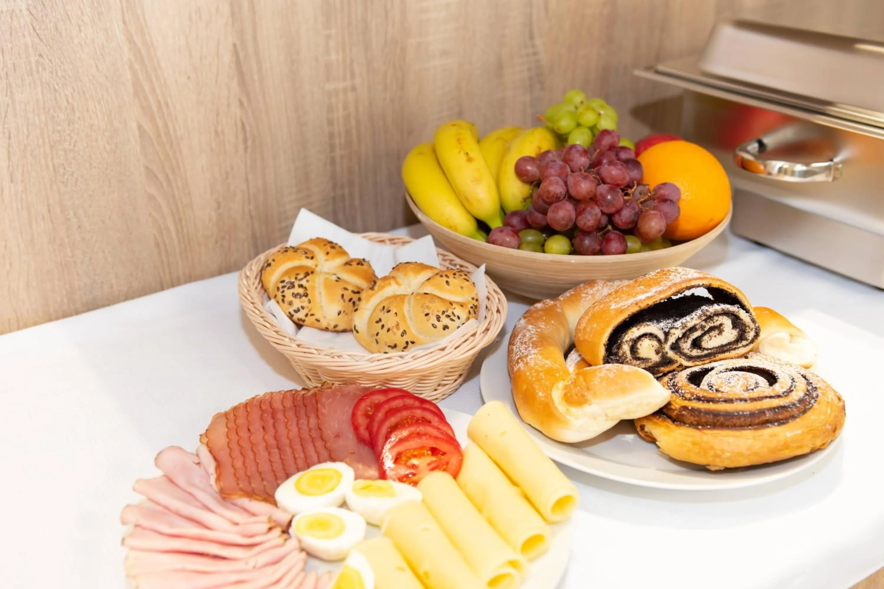 Breakfast in Solid Gold Garni Hotel