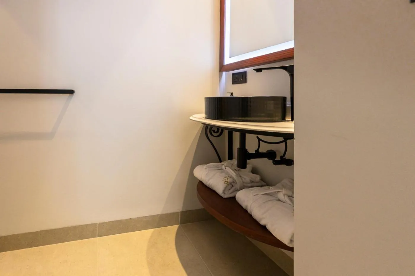 Bathroom, Bed in Hotel Bellas Artes