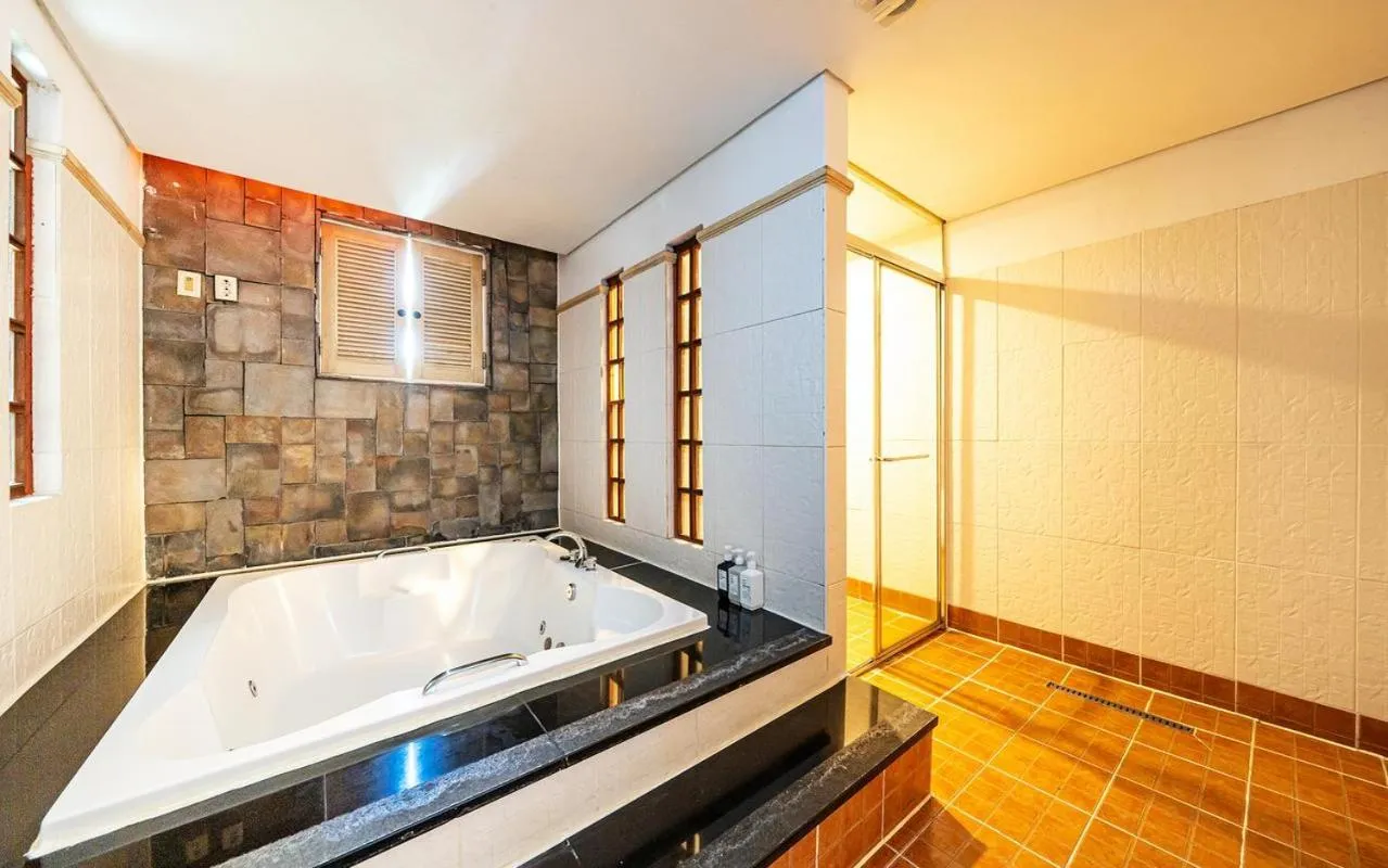 Hot Tub in Asan Paradise