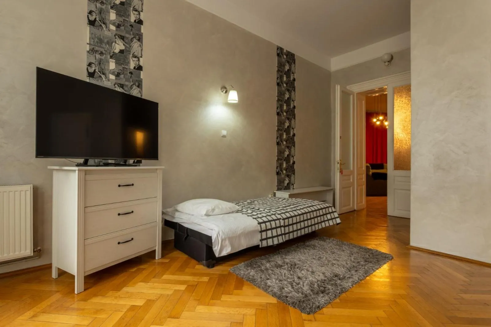 Communal lounge/ TV room, Bed in Casa Balcescu