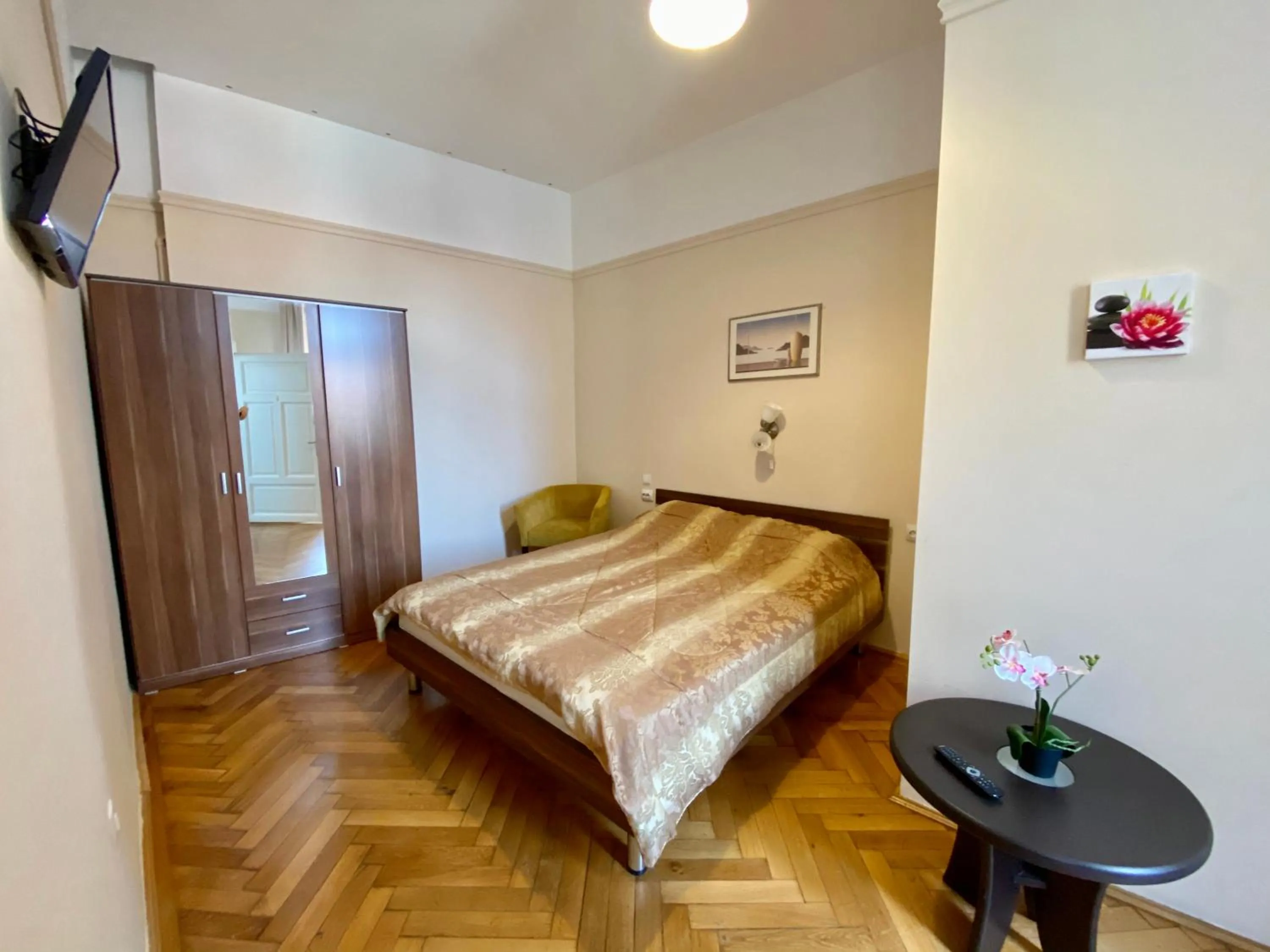 Photo of the whole room, Bed in Casa Balcescu