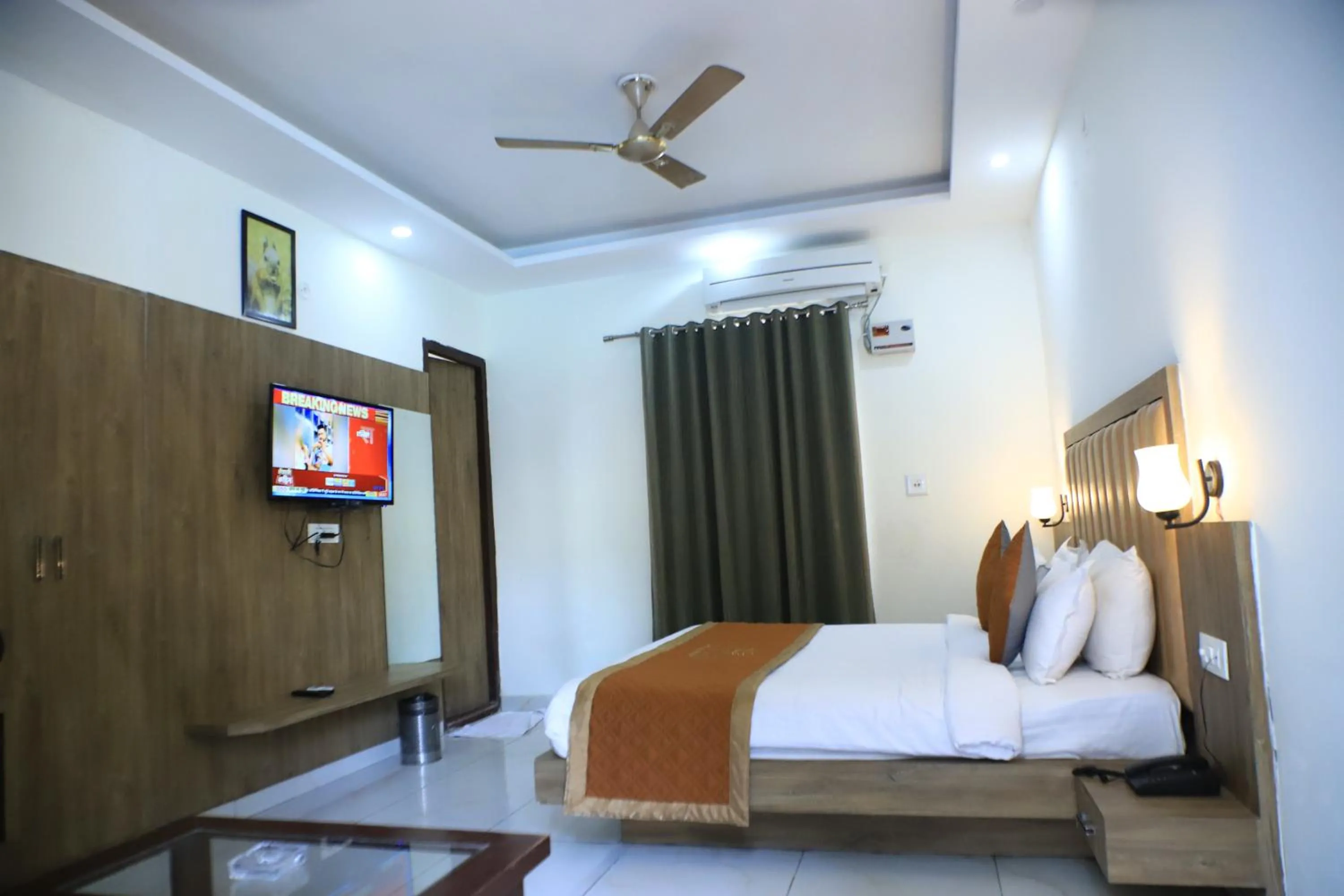 TV and multimedia, Bed in Corbett Paradiso Resort Dikhuli