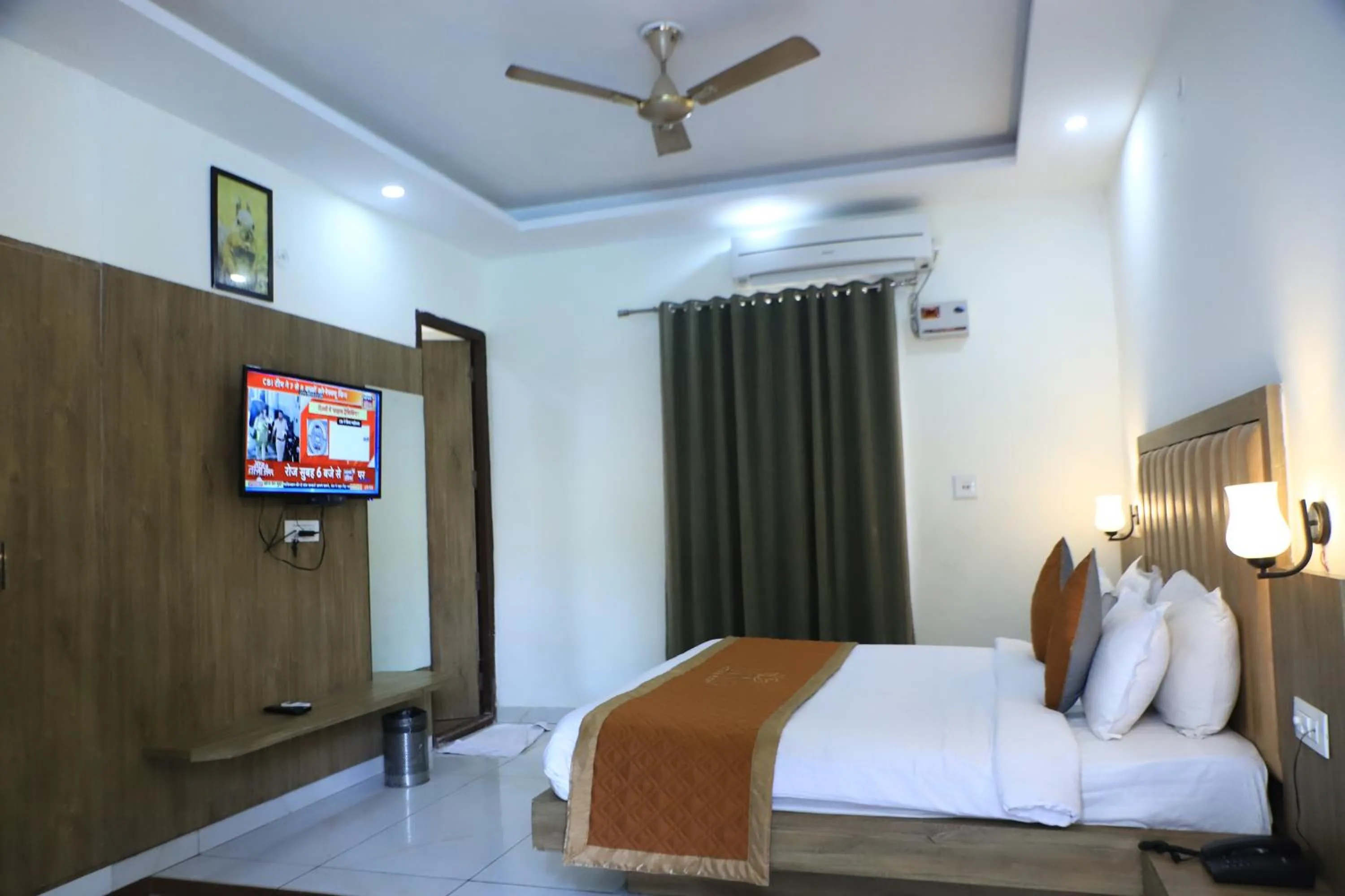 TV and multimedia, Bed in Corbett Paradiso Resort Dikhuli