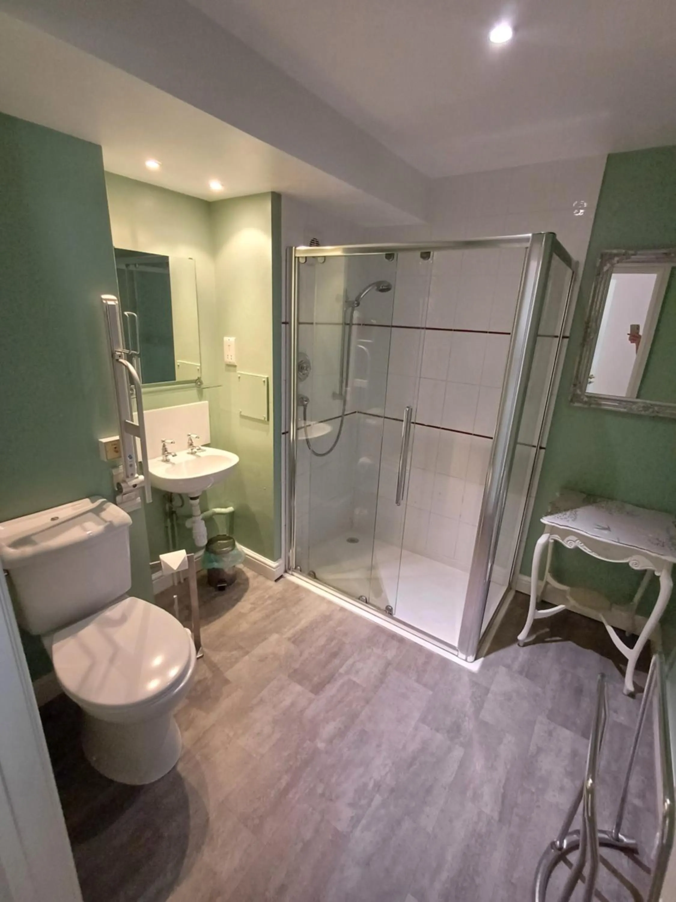 Shower in Northover Manor Hotel