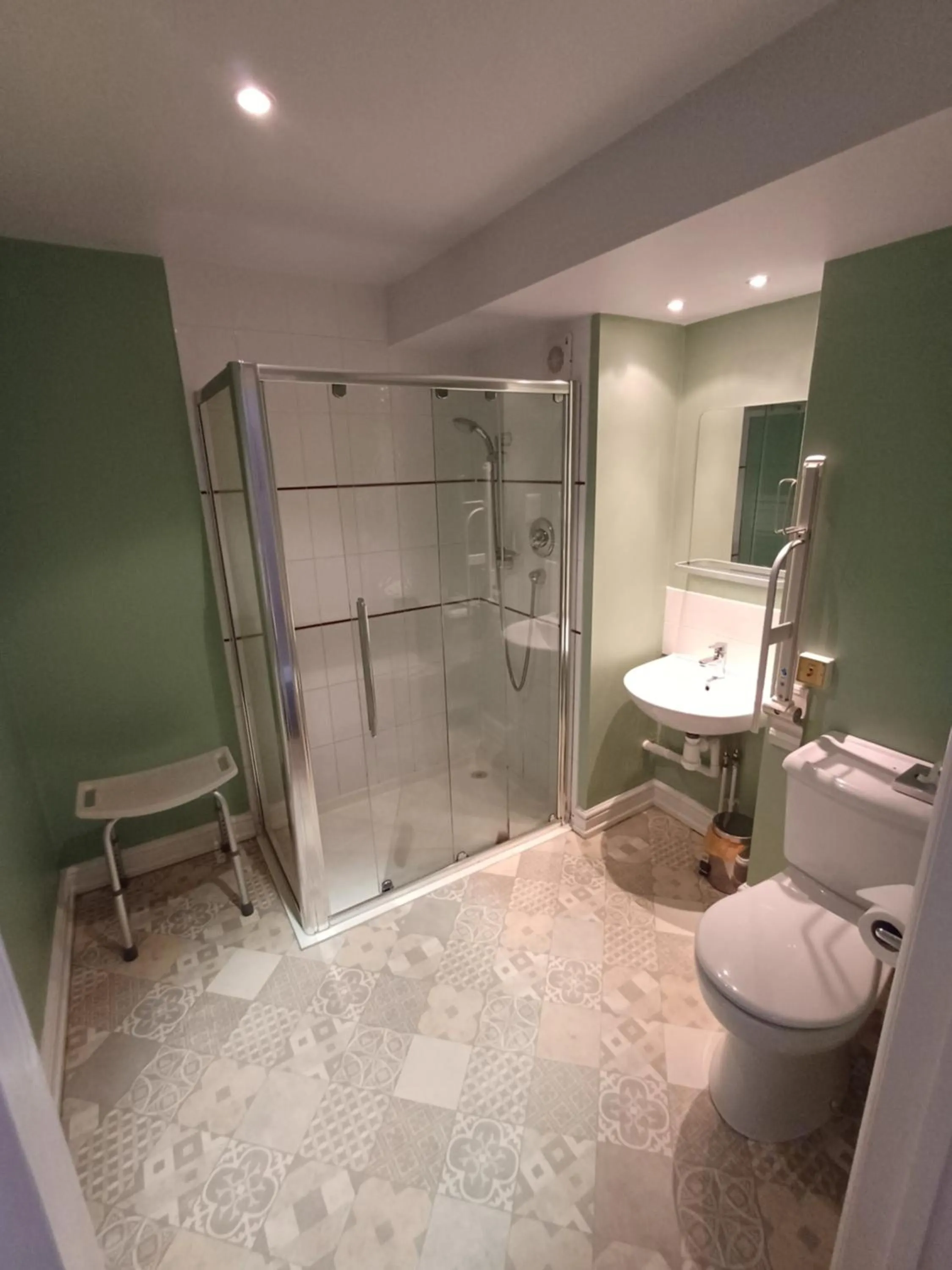 Shower in Northover Manor Hotel