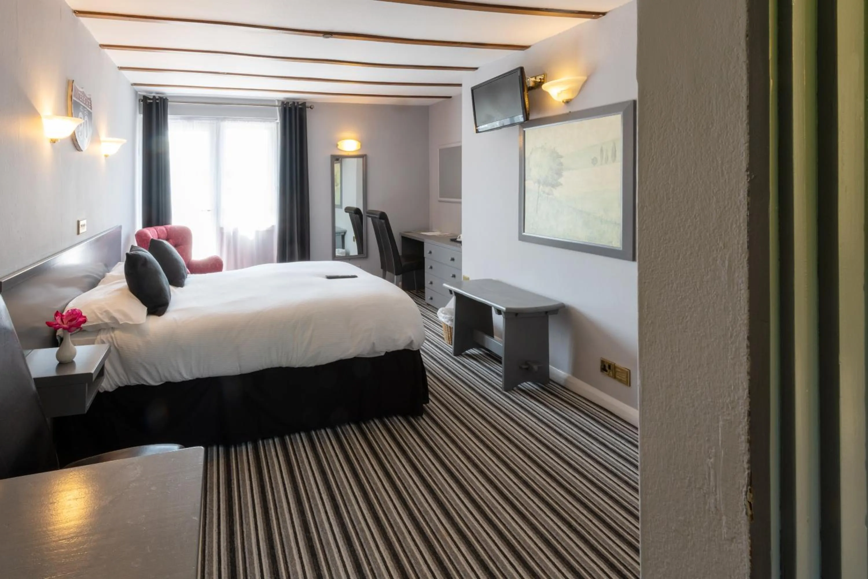 Photo of the whole room, Bed in Buffalo Bill's