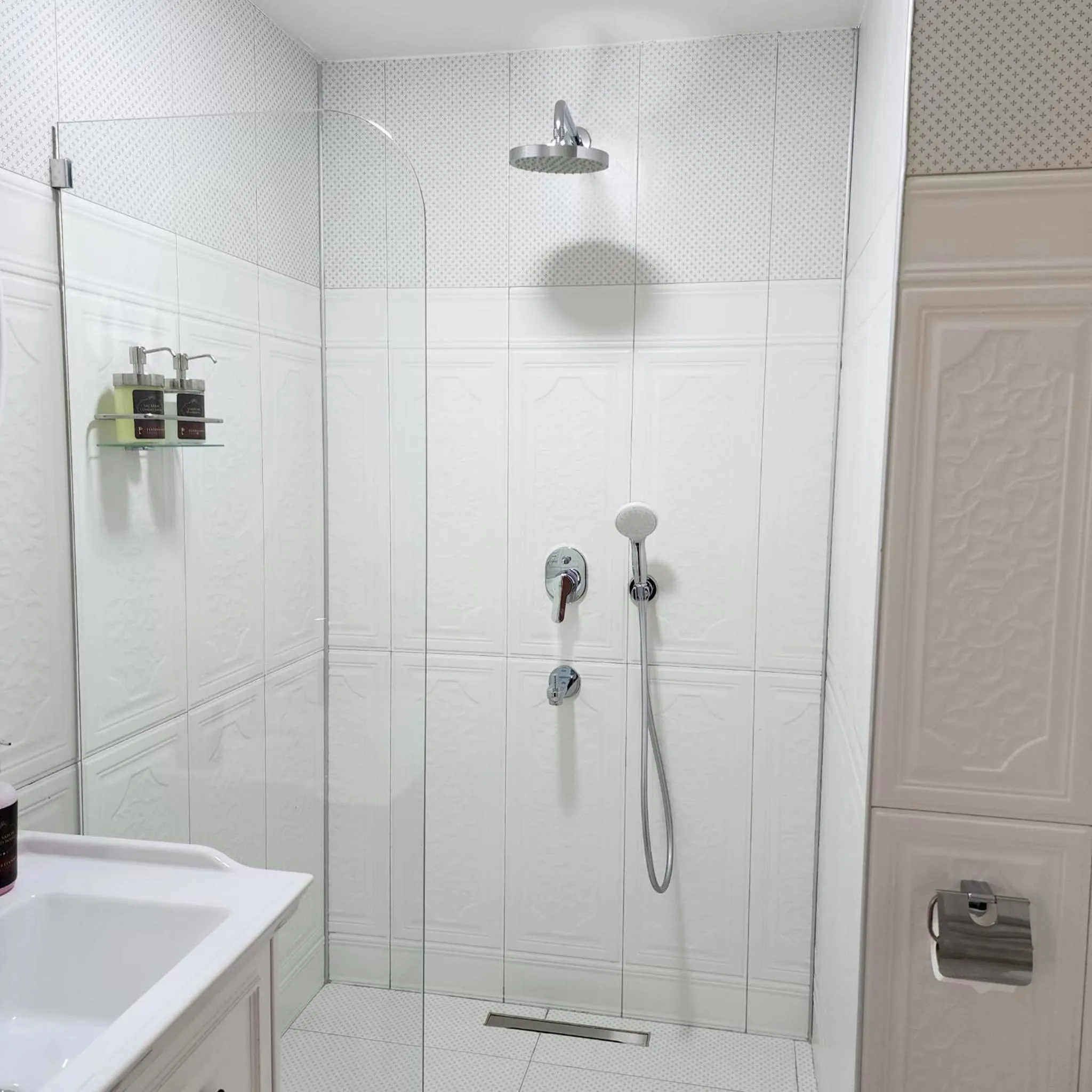 Shower in Pertevniyal Aziziye Hotel