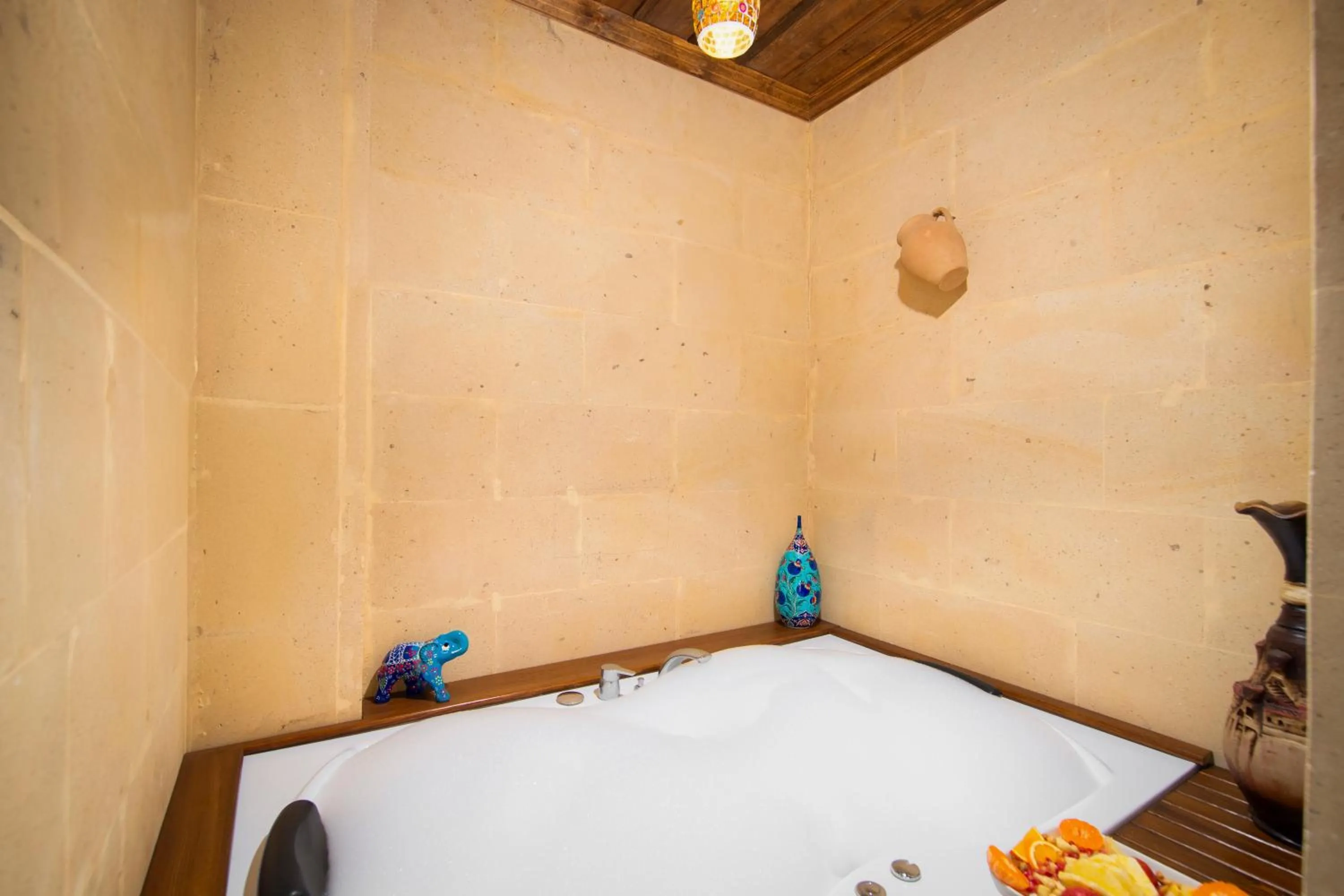 Hot Tub, Bed in Alika Castle House