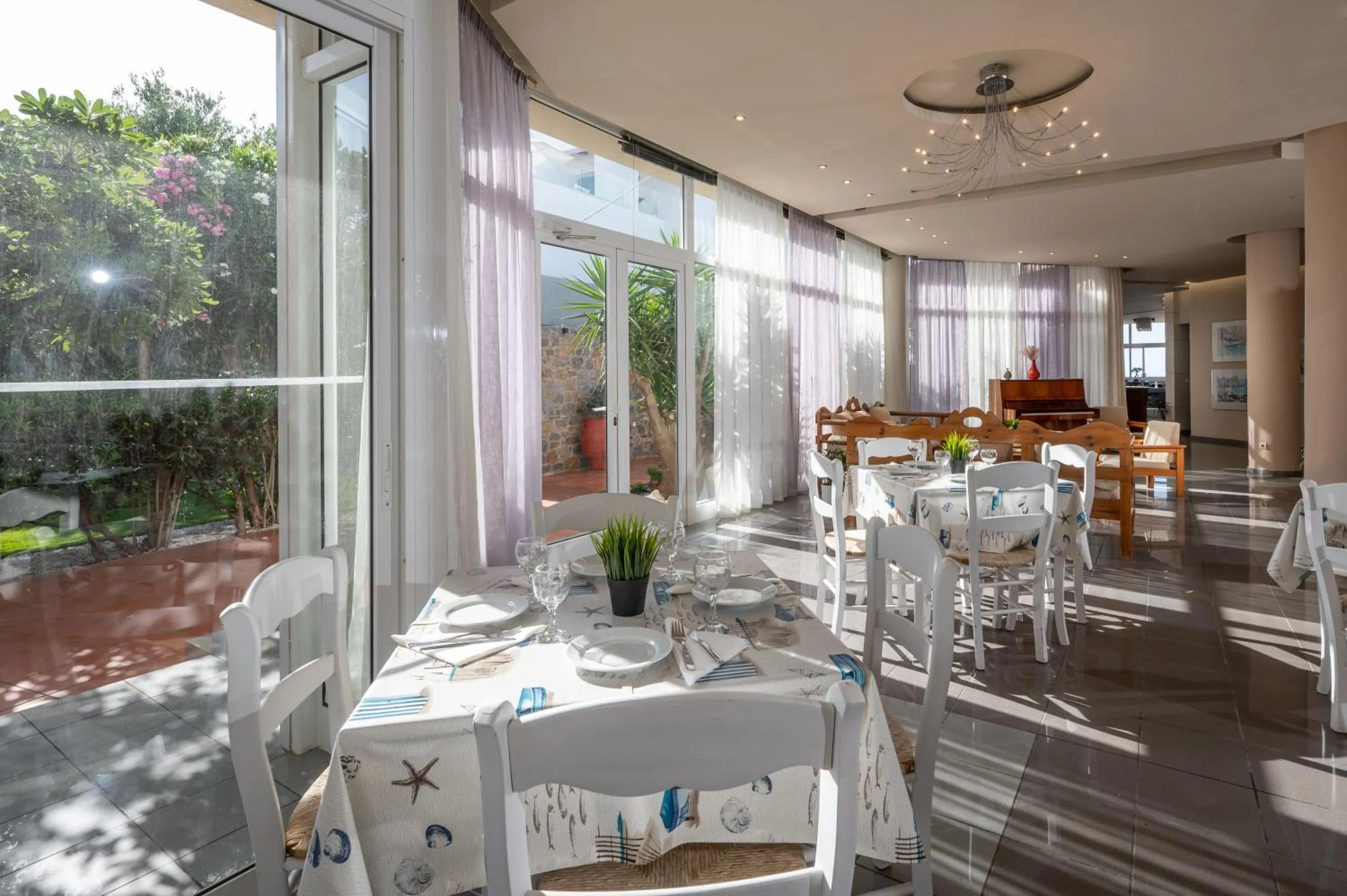 Restaurant/places to eat in Creteco Hotel & Suites