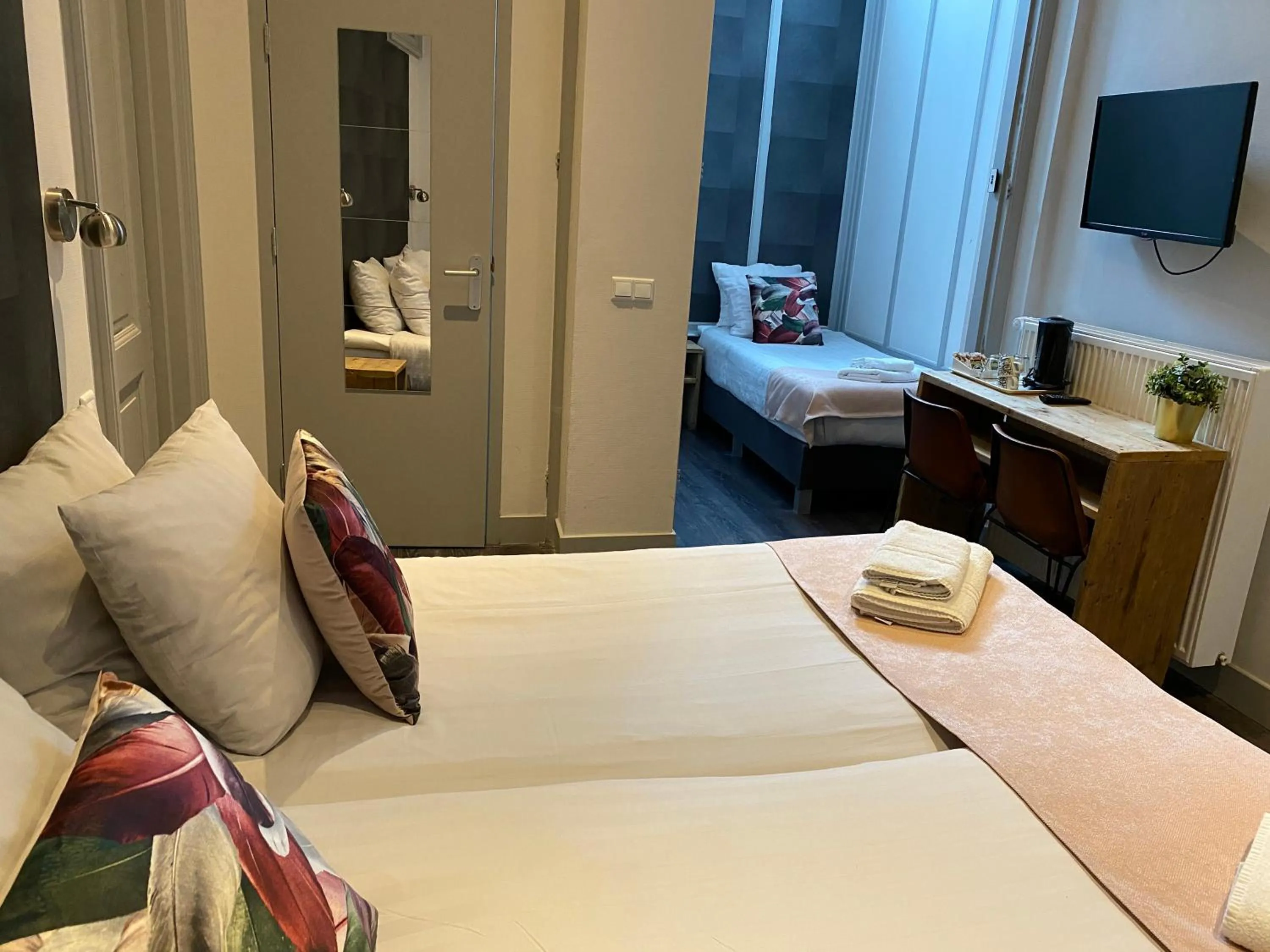 Photo of the whole room, Bed in Hotel de Prince