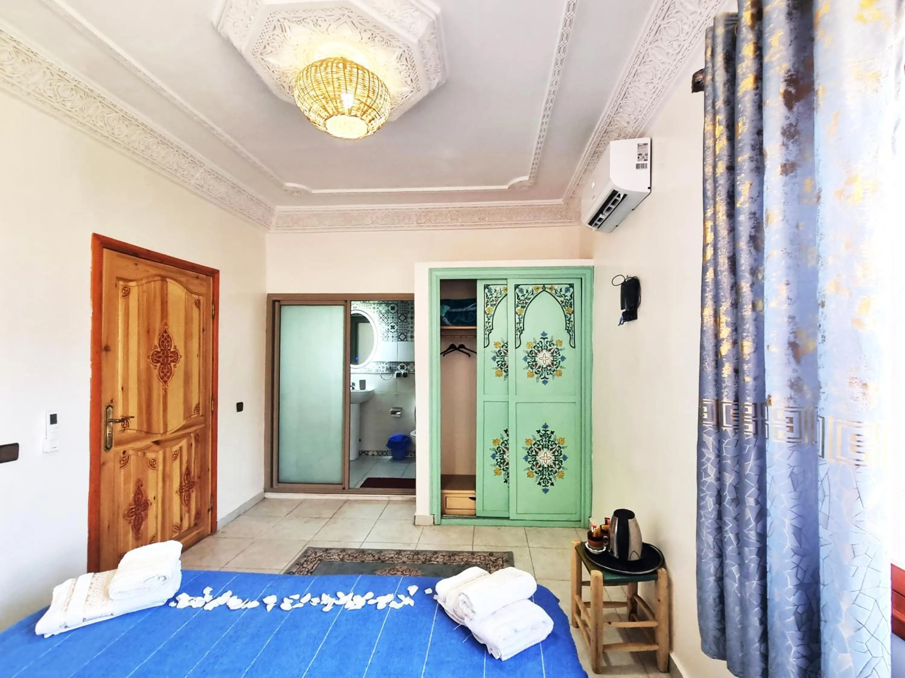 Bed in Hôtel Villa des étoiles