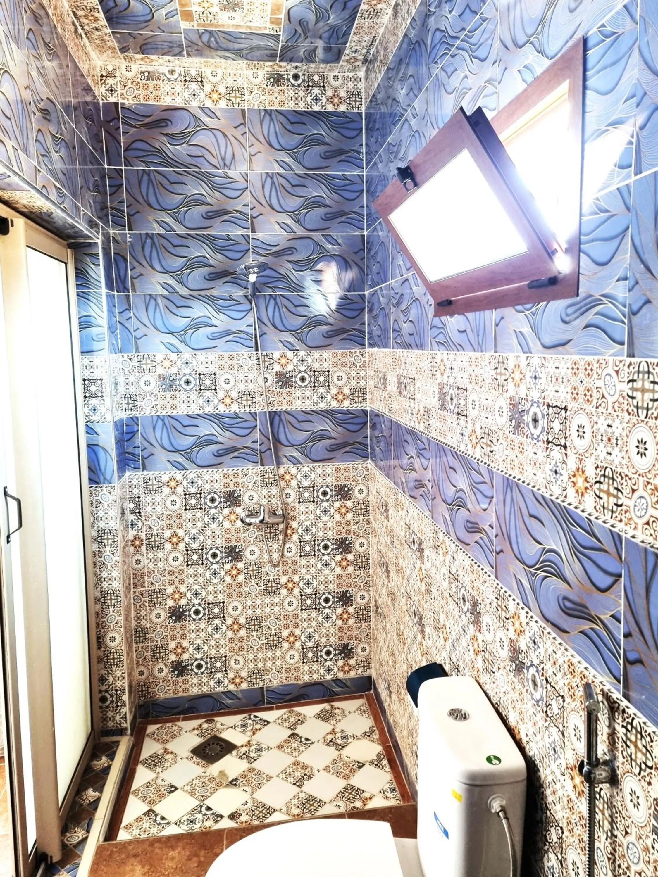 Shower in Hôtel Villa des étoiles