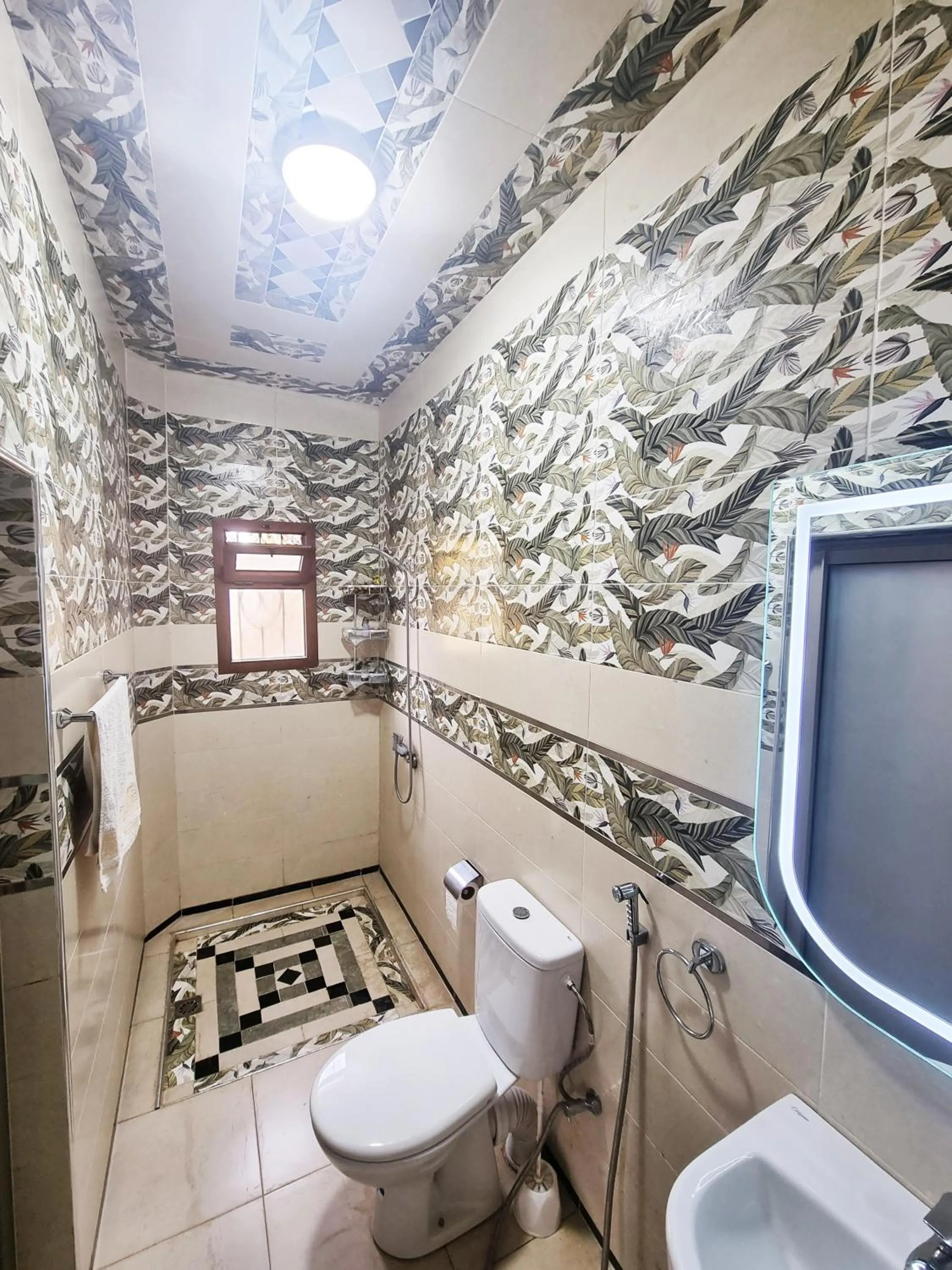 Shower in Hôtel Villa des étoiles