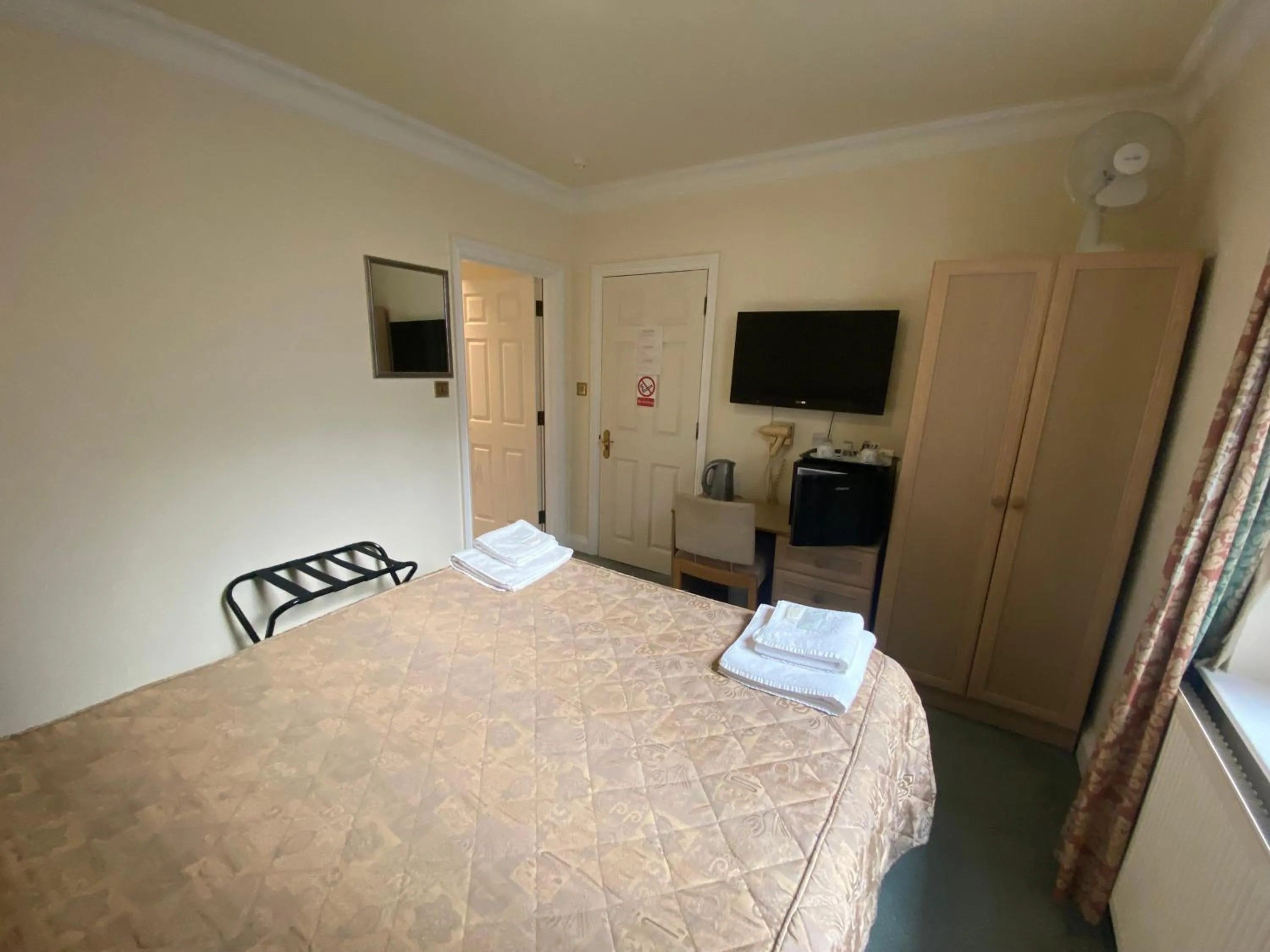 Bed in The Brompton Hotel