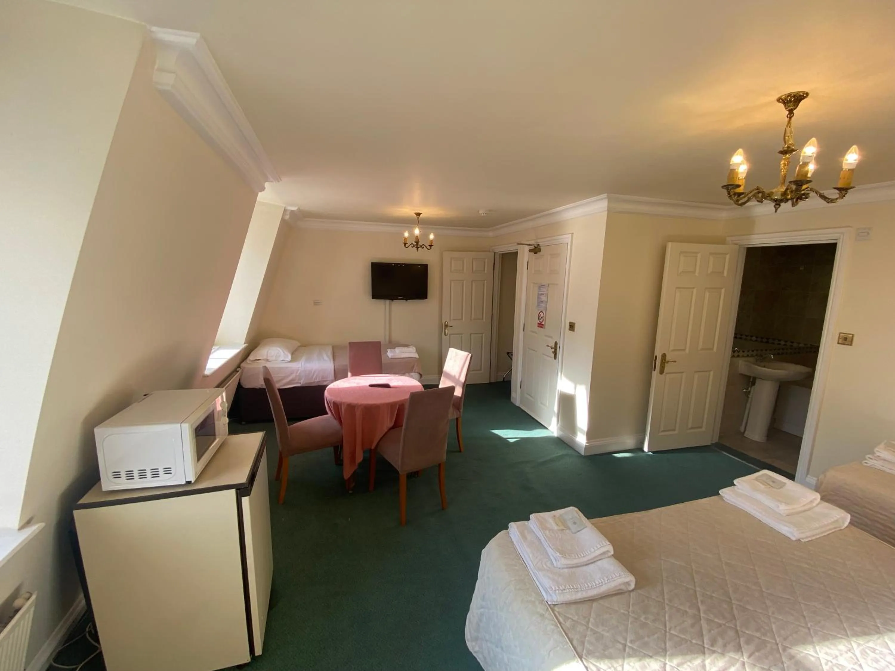 Bed in The Brompton Hotel