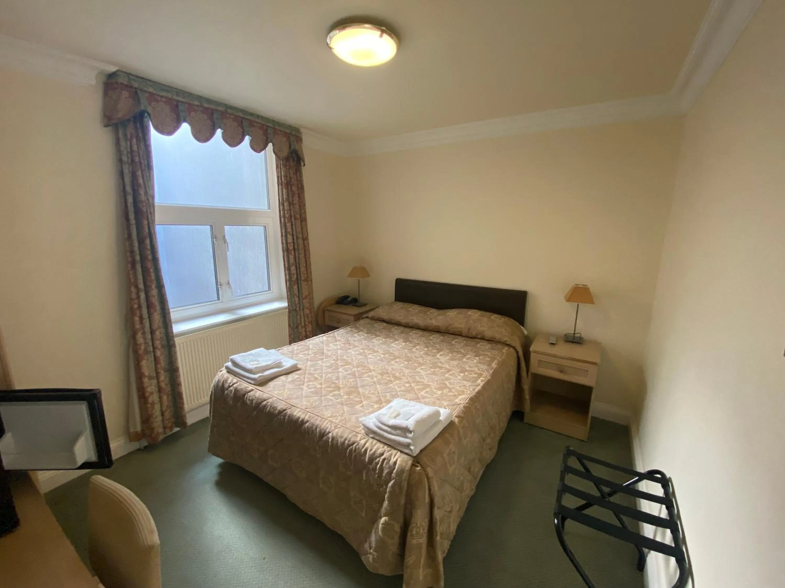 Bed in The Brompton Hotel