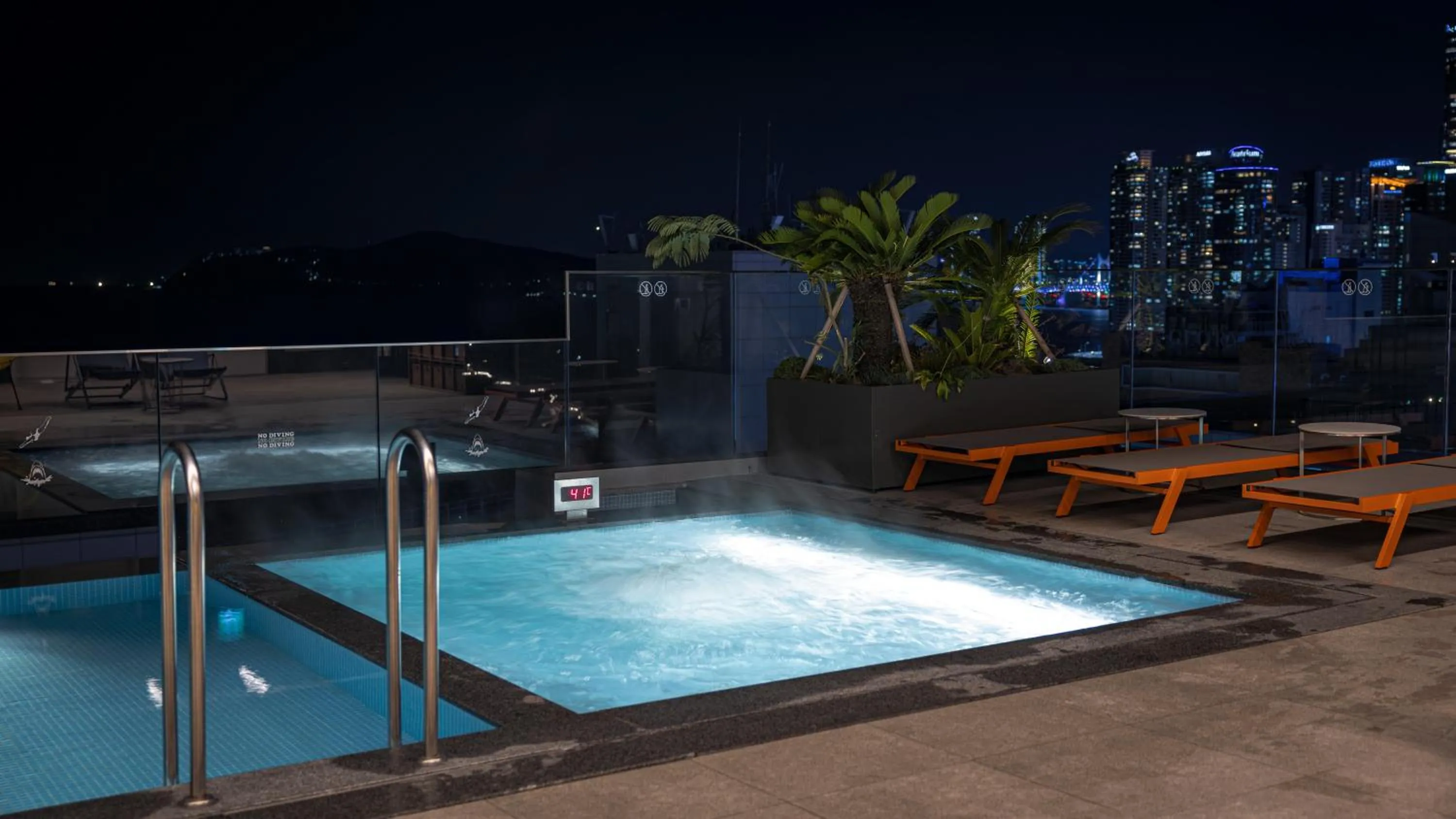 Swimming pool in L7 HAEUNDAE by LOTTE HOTELS