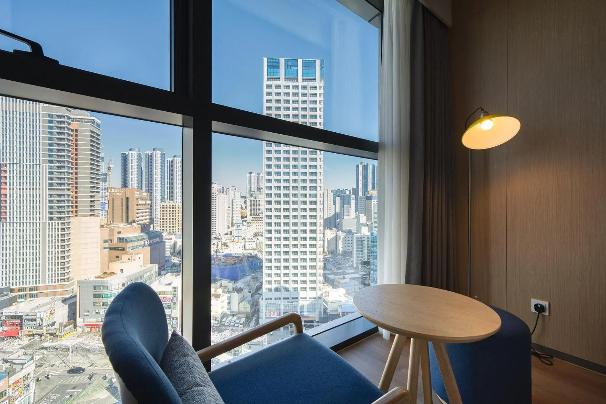 Seating area in L7 HAEUNDAE by LOTTE HOTELS