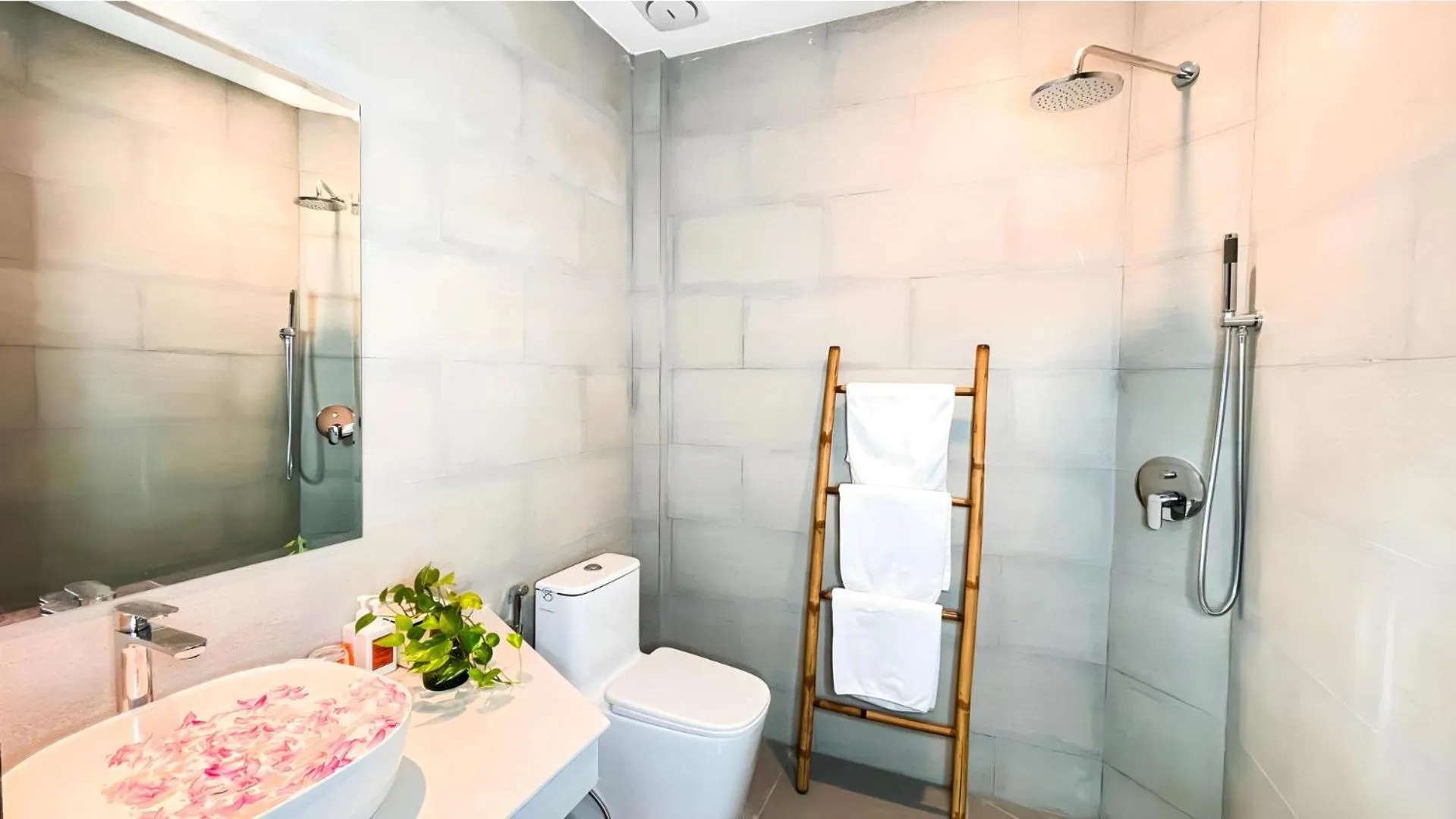 Shower in The Luxury