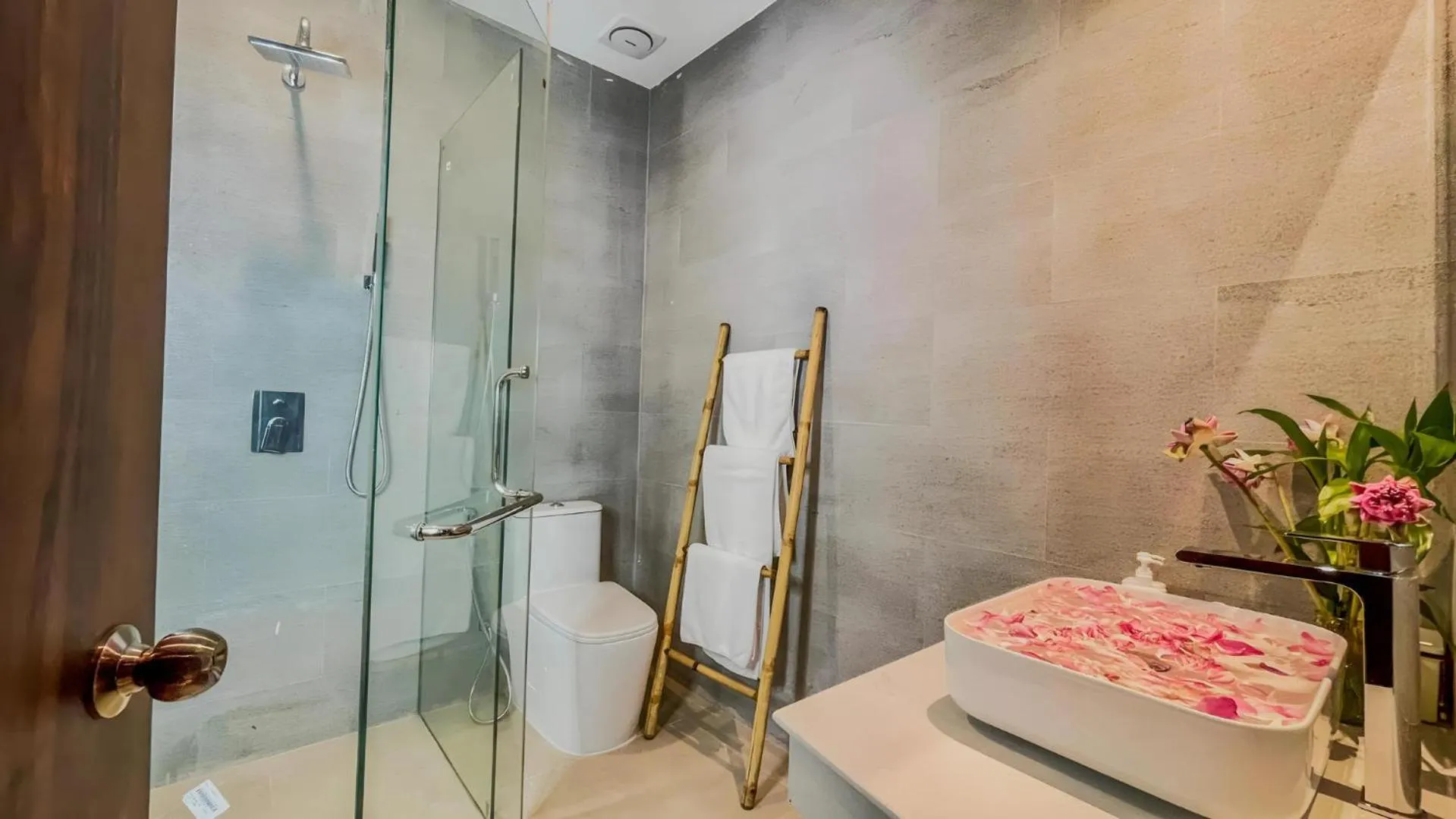 Shower in The Luxury