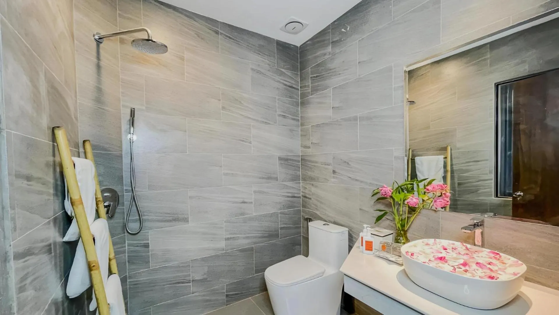 Toilet in The Luxury