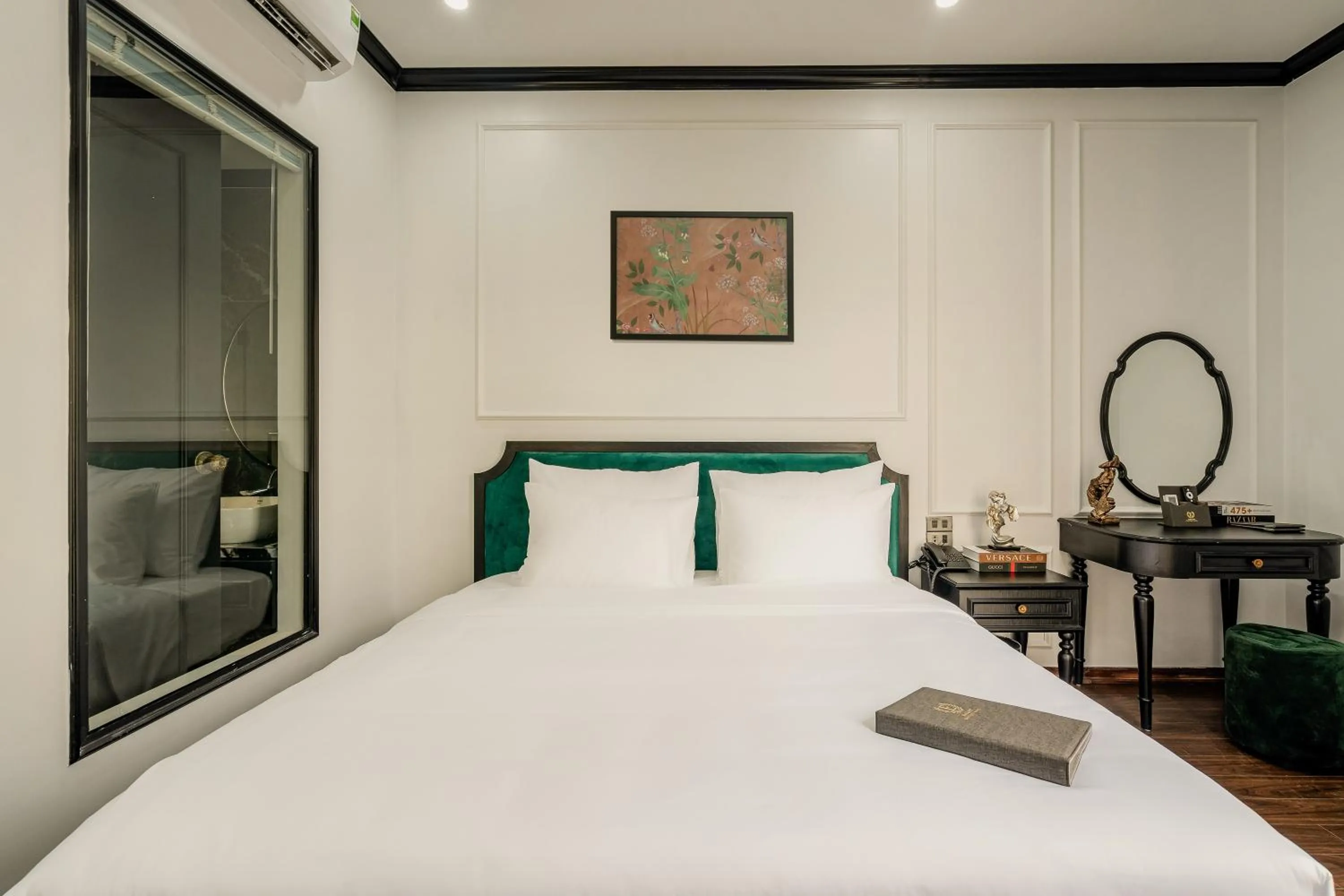 Bed in Elegant Boutique Hotel Ha Long