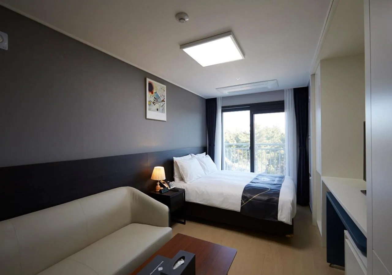 View (from property/room), Bed in Sokcho Chonpines Beach Hotel