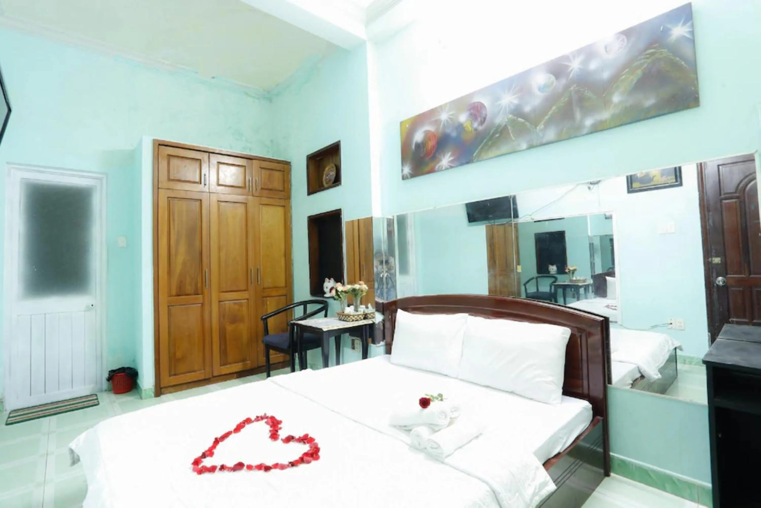 Bedroom, Bed in Hồng Lực Hotel HCM