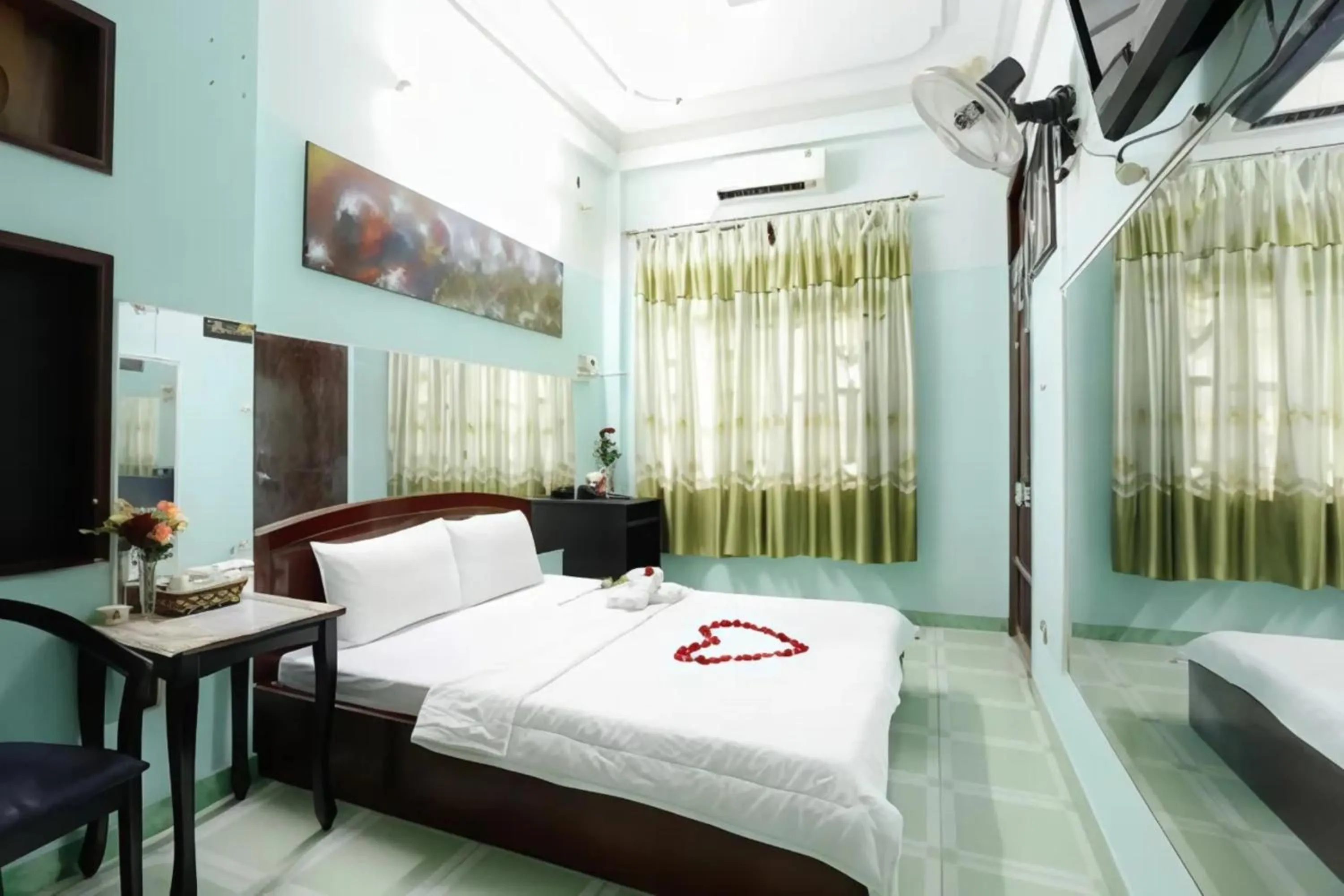 Bedroom, Bed in Hồng Lực Hotel HCM