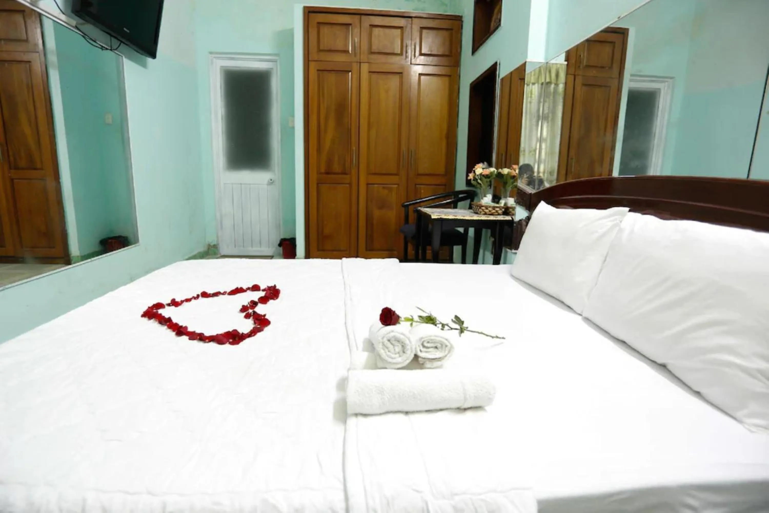 Bed in Hồng Lực Hotel HCM