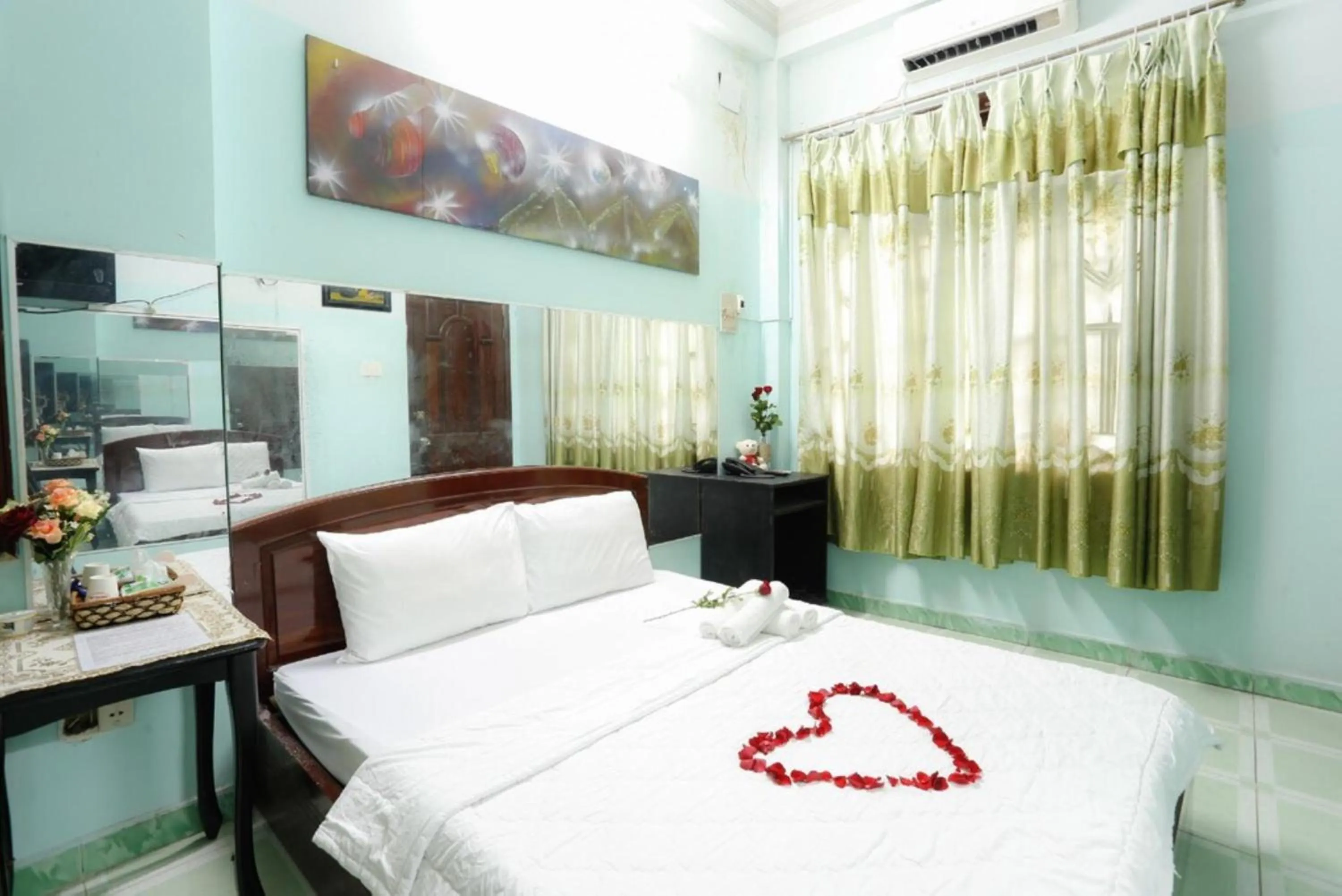 Bedroom, Bed in Hồng Lực Hotel HCM