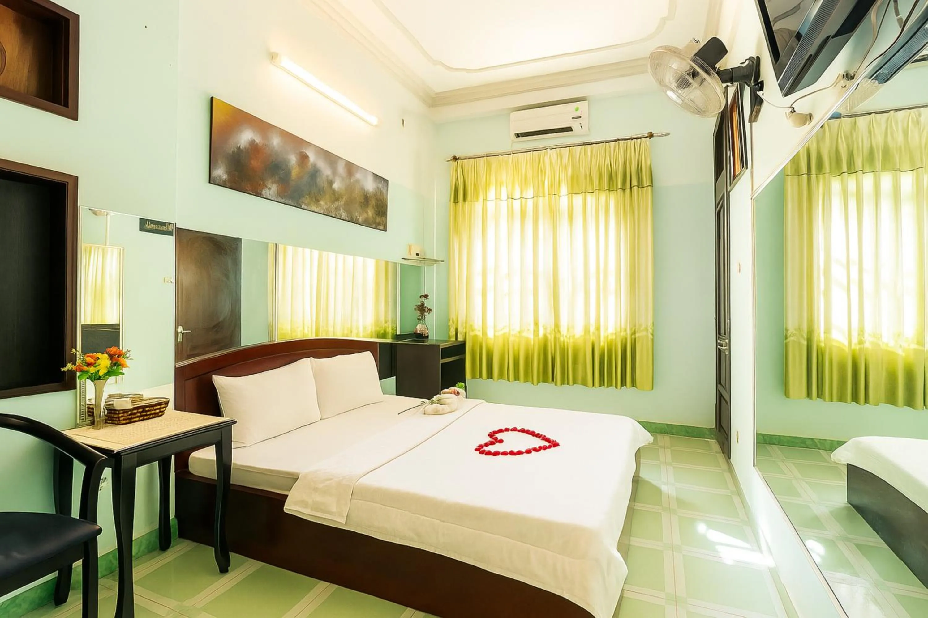 Bed in Hồng Lực Hotel HCM