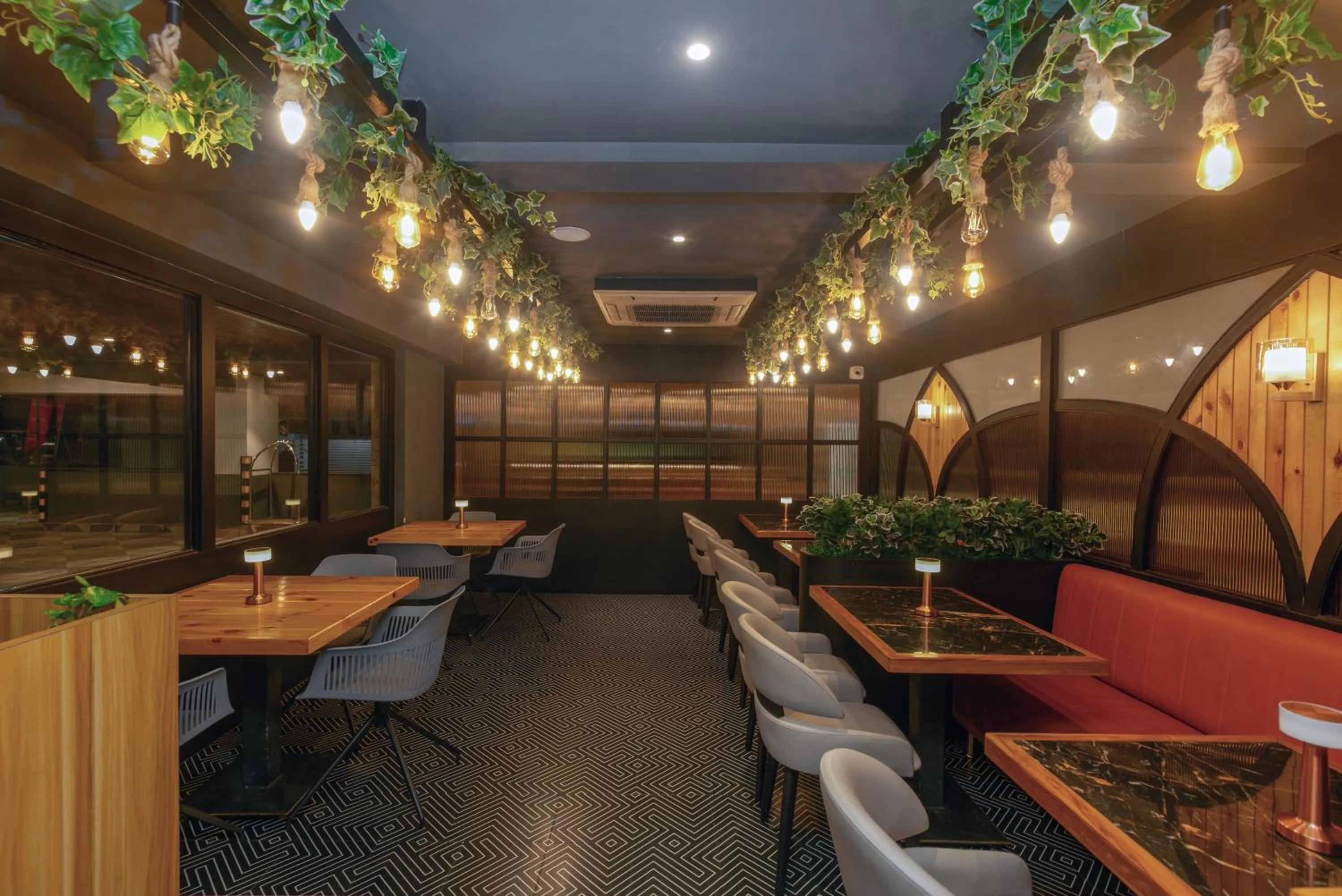 Restaurant/places to eat in Hotel Shoolin Grand