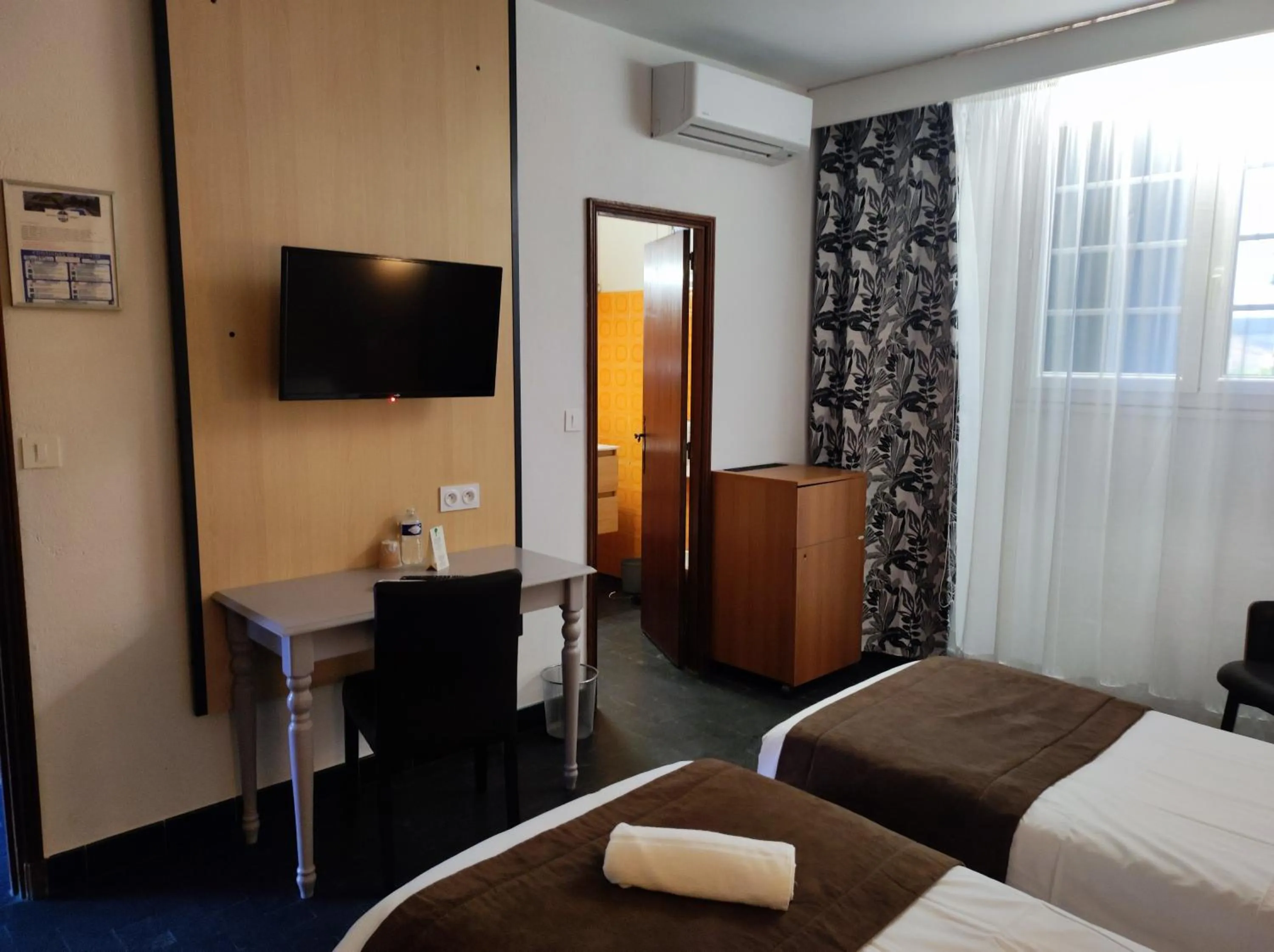 Bed in Hôtel et Appart'Hôtel Le Relais Du Val D'Orbieu