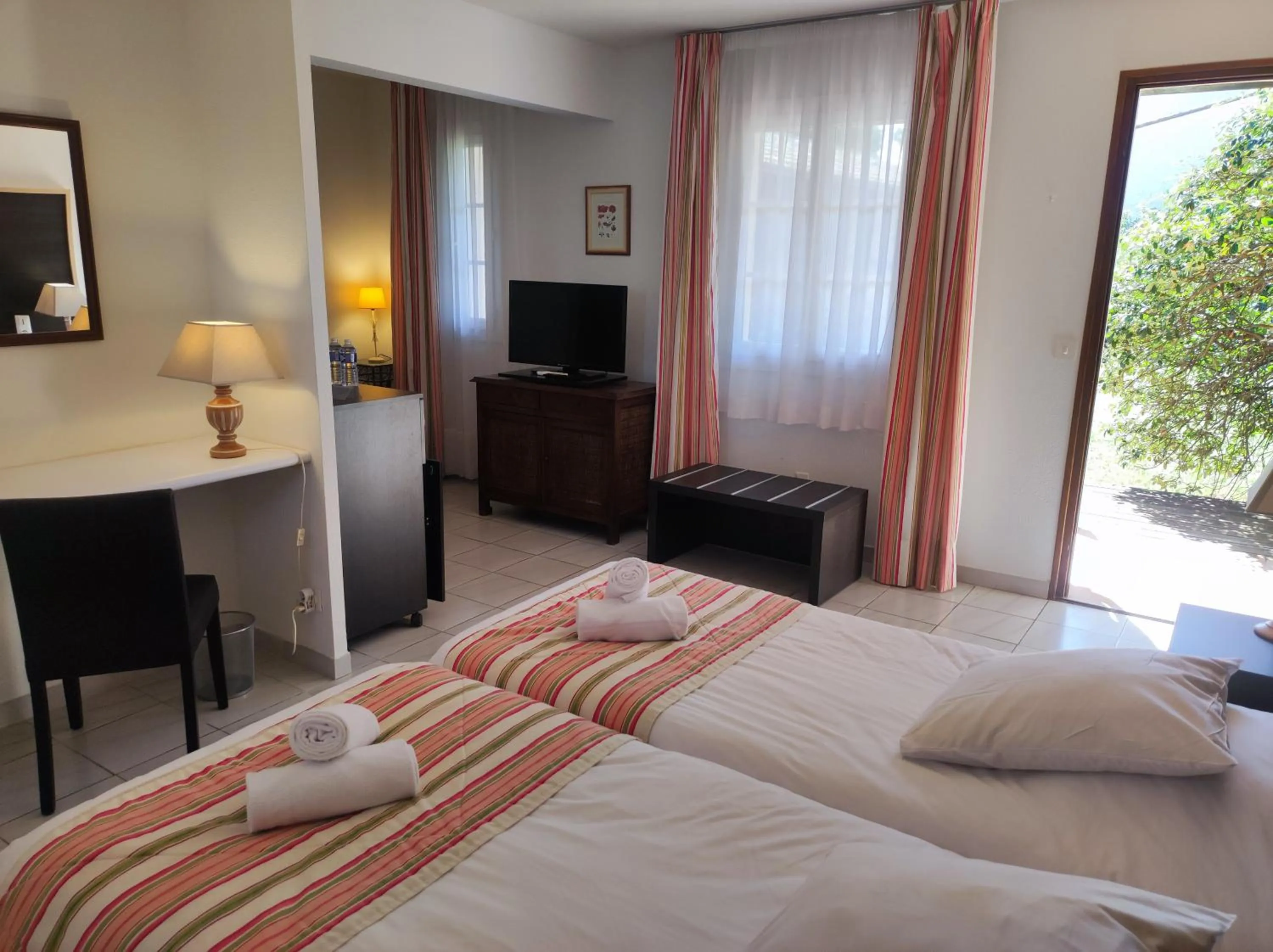 Bed in Hôtel et Appart'Hôtel Le Relais Du Val D'Orbieu