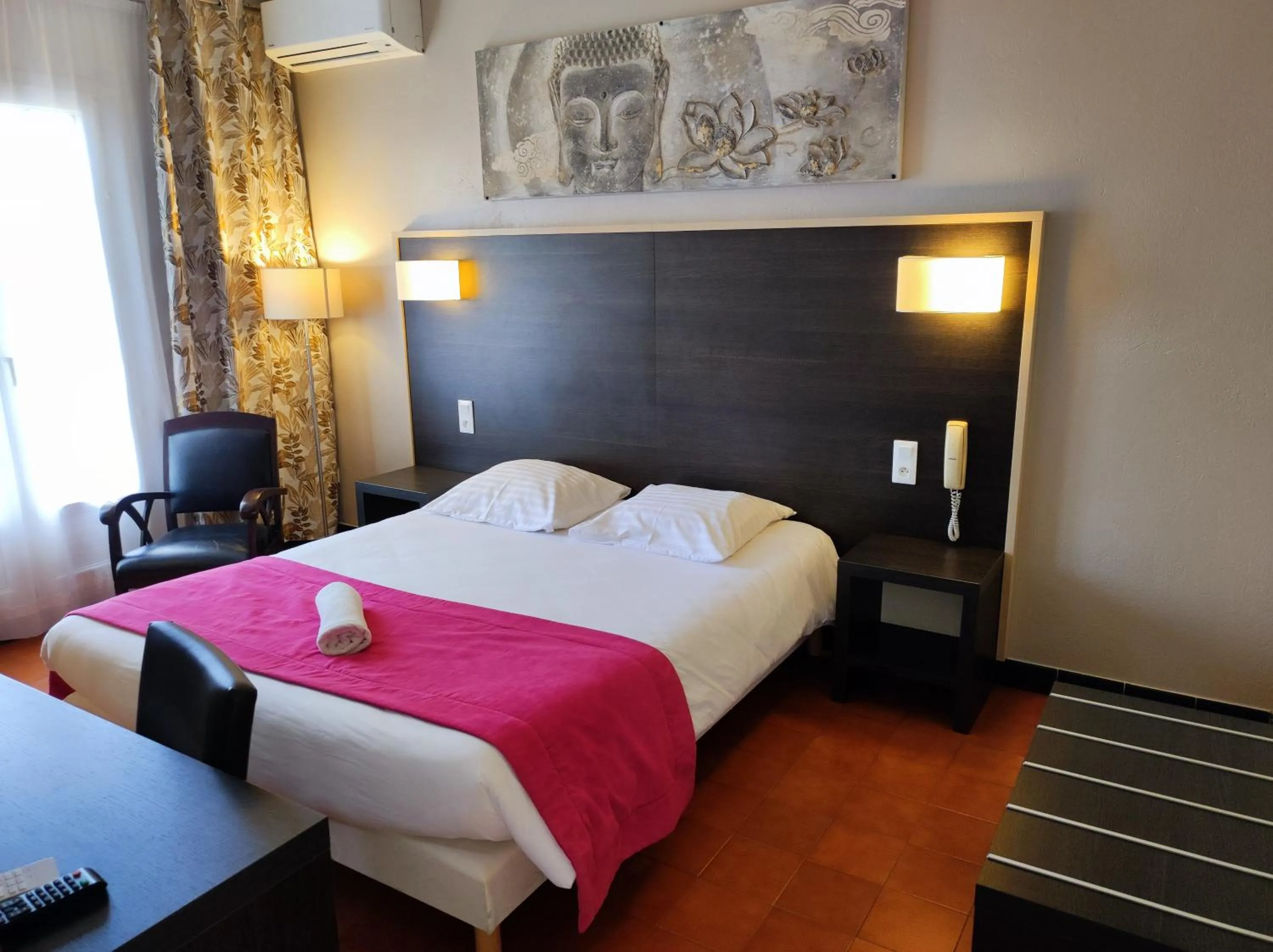 Bed in Hôtel et Appart'Hôtel Le Relais Du Val D'Orbieu