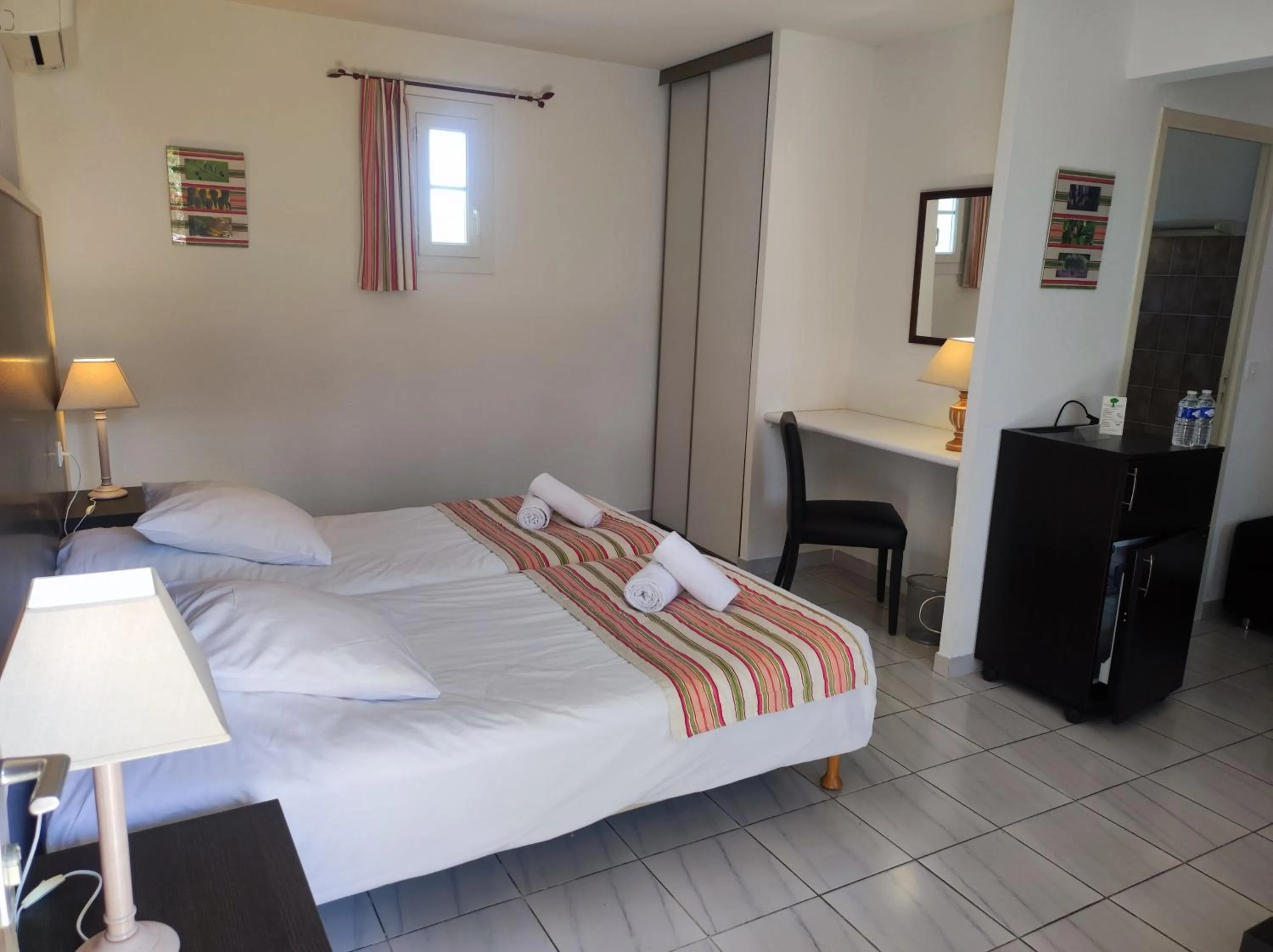 Bed in Hôtel et Appart'Hôtel Le Relais Du Val D'Orbieu