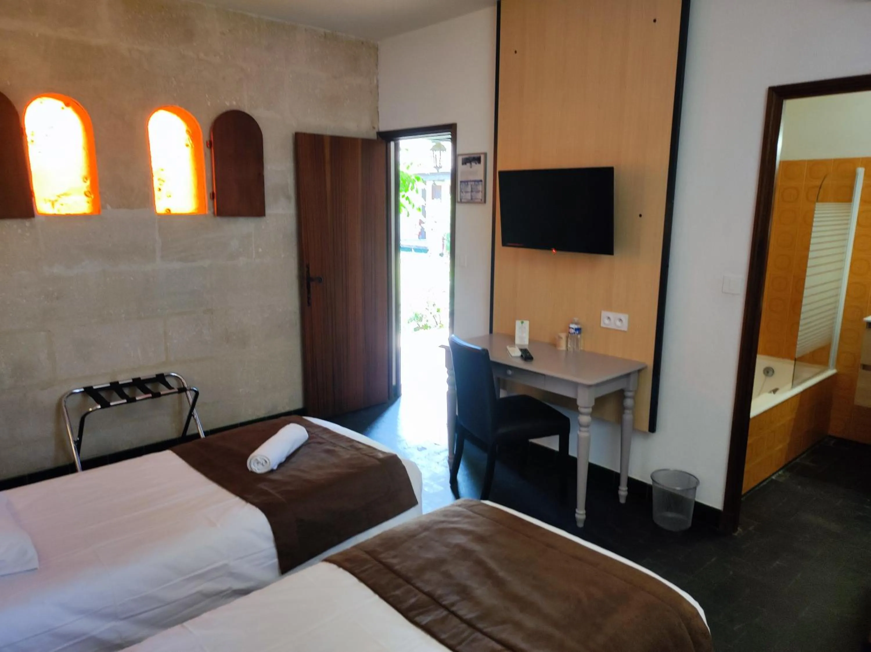 Bed in Hôtel et Appart'Hôtel Le Relais Du Val D'Orbieu