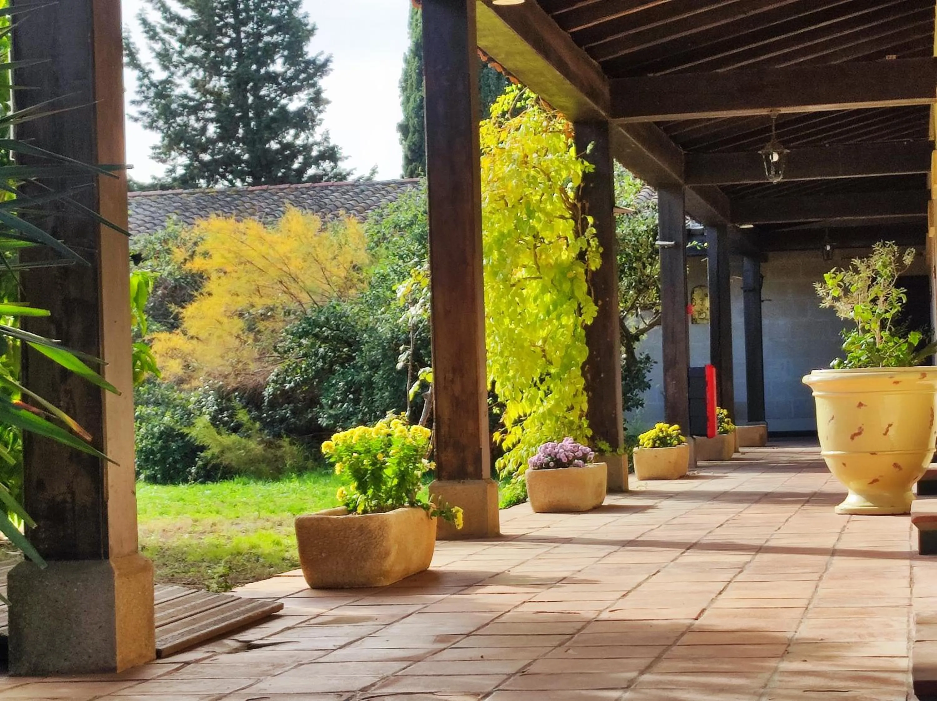 Patio in Hôtel et Appart'Hôtel Le Relais Du Val D'Orbieu