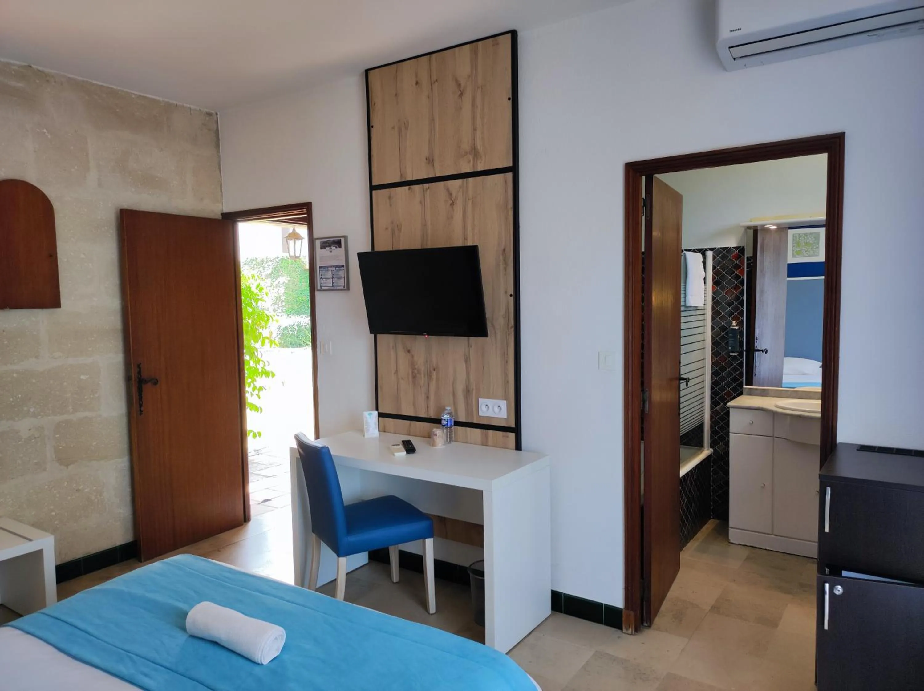 Bed in Hôtel et Appart'Hôtel Le Relais Du Val D'Orbieu