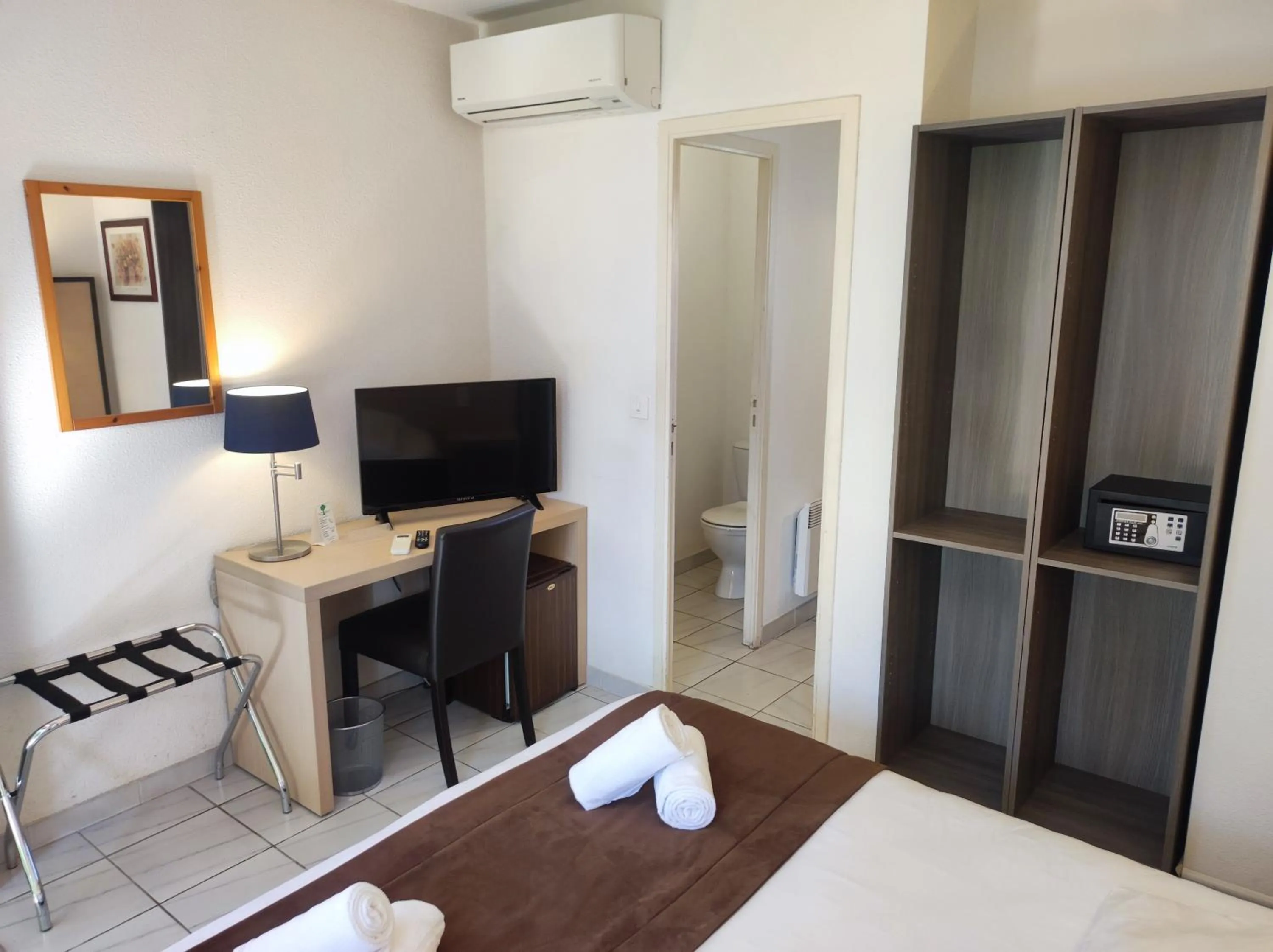 Bed in Hôtel et Appart'Hôtel Le Relais Du Val D'Orbieu