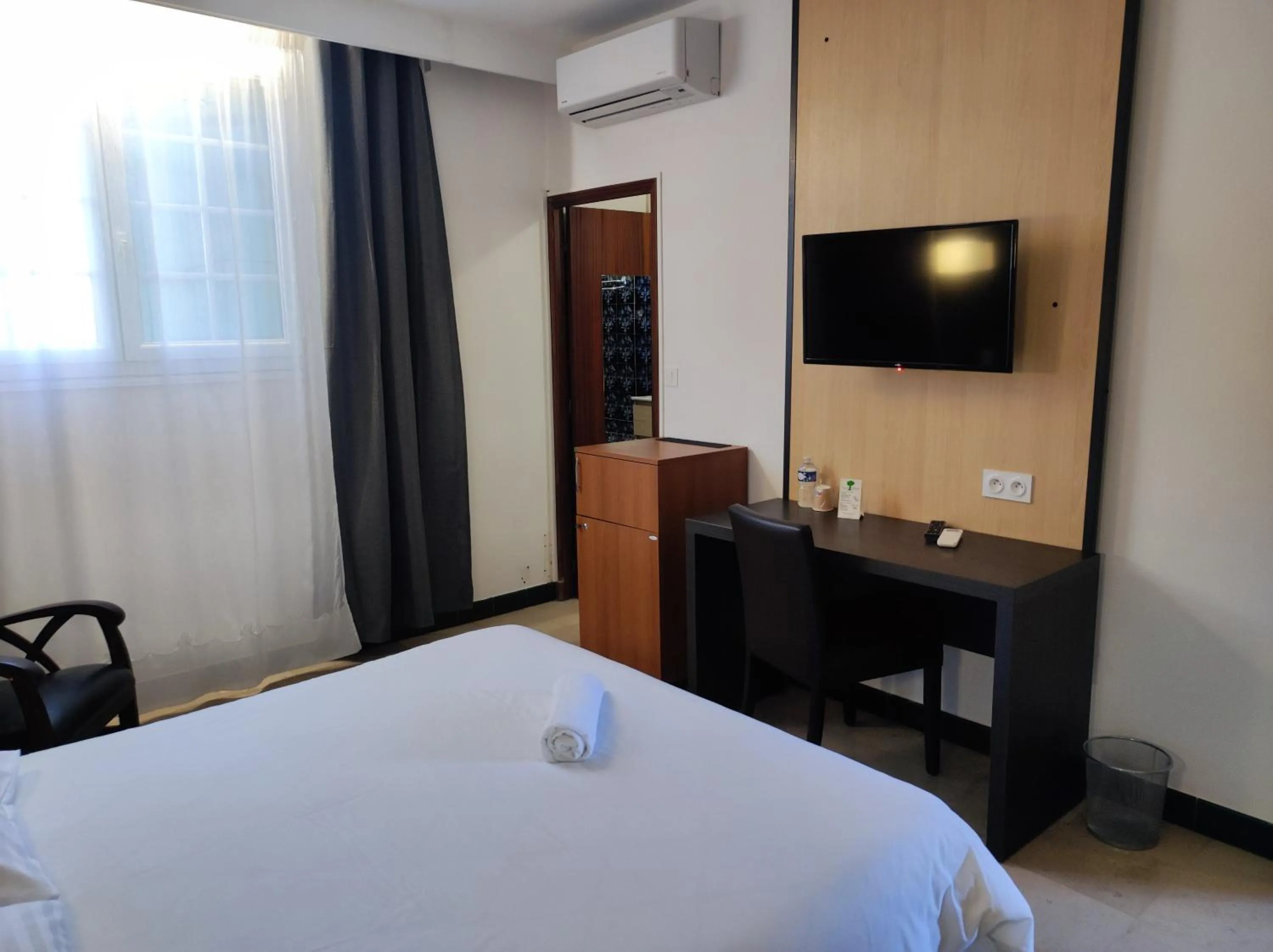 Bed in Hôtel et Appart'Hôtel Le Relais Du Val D'Orbieu