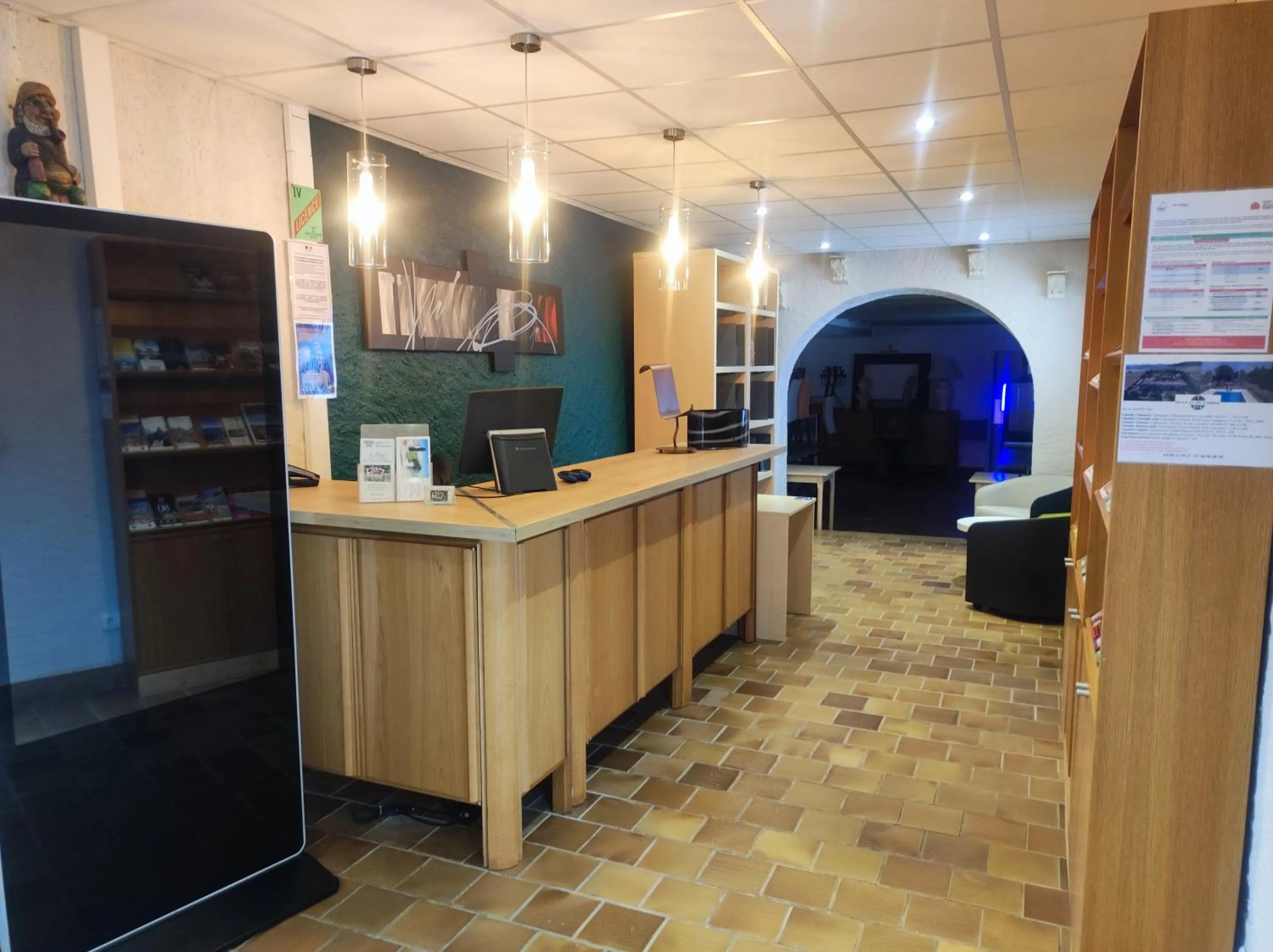 Lobby or reception in Hôtel et Appart'Hôtel Le Relais Du Val D'Orbieu