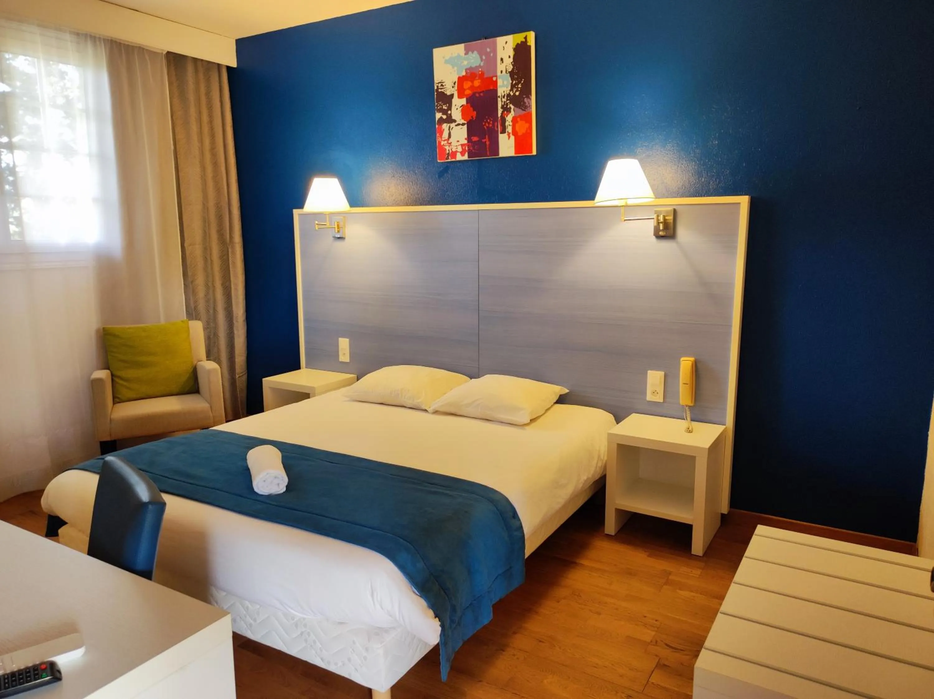 Bed in Hôtel et Appart'Hôtel Le Relais Du Val D'Orbieu