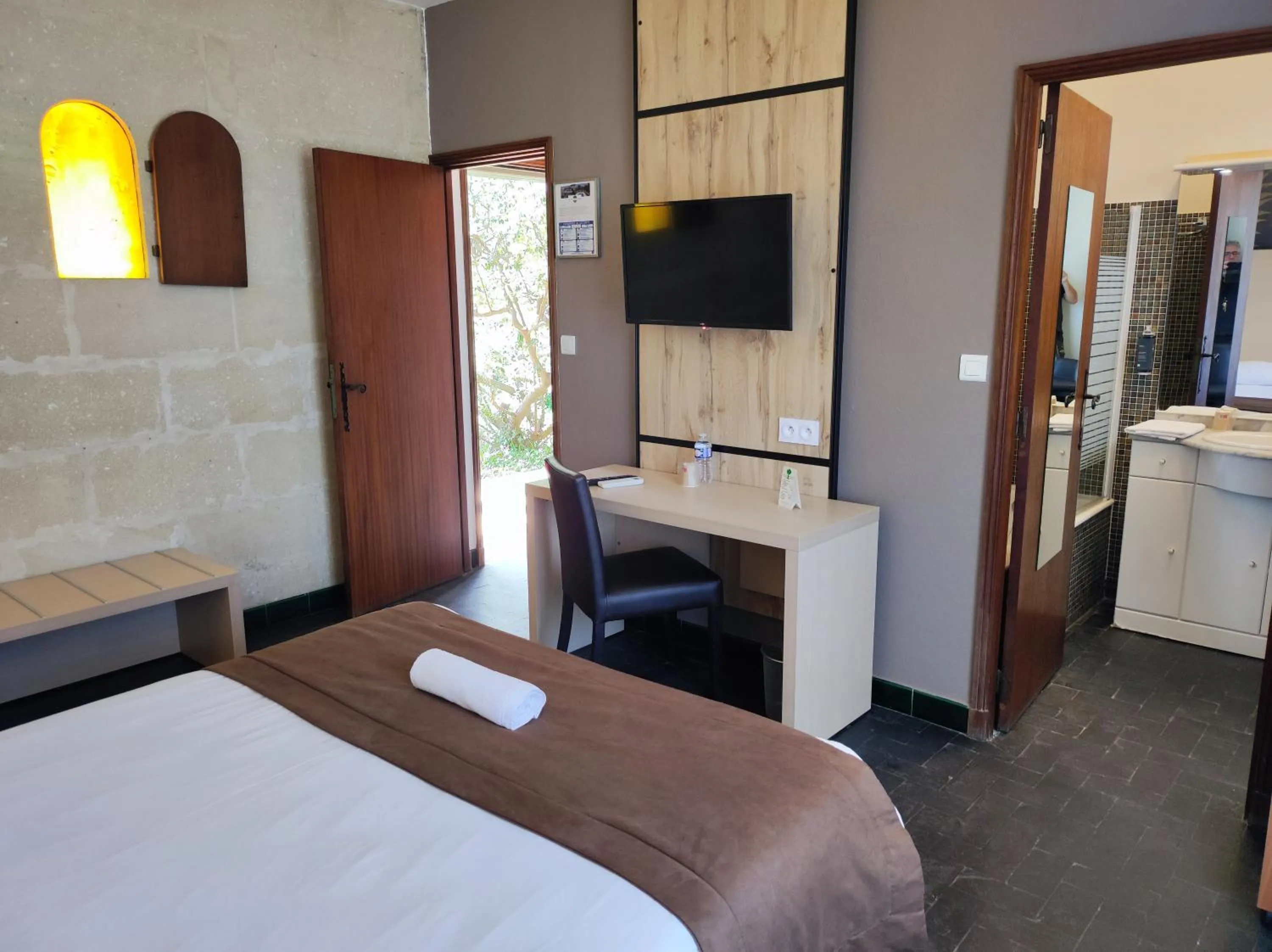 Bed in Hôtel et Appart'Hôtel Le Relais Du Val D'Orbieu