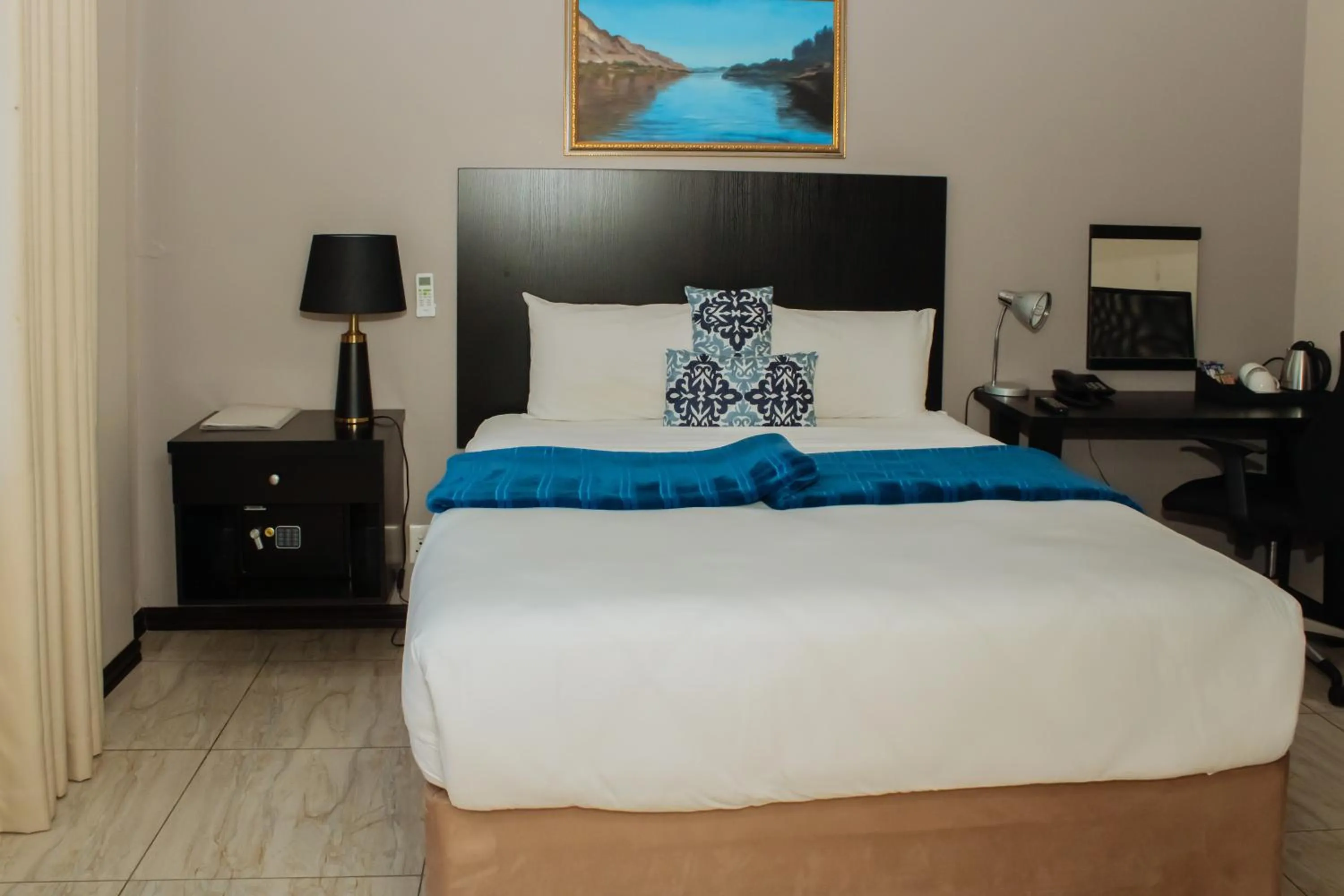 Bedroom, Bed in Heavenly Boutique Hotel