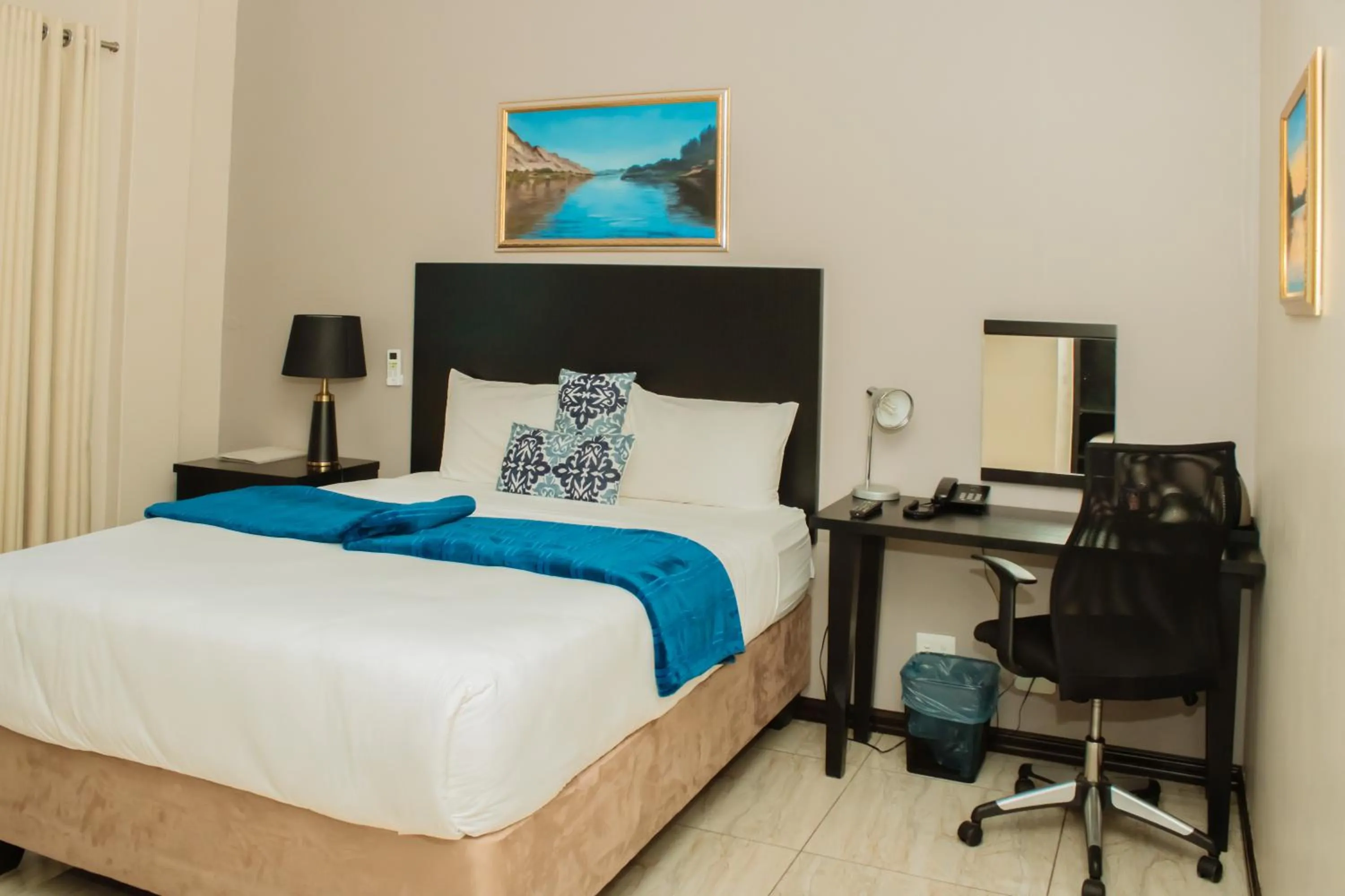 Bedroom, Bed in Heavenly Boutique Hotel