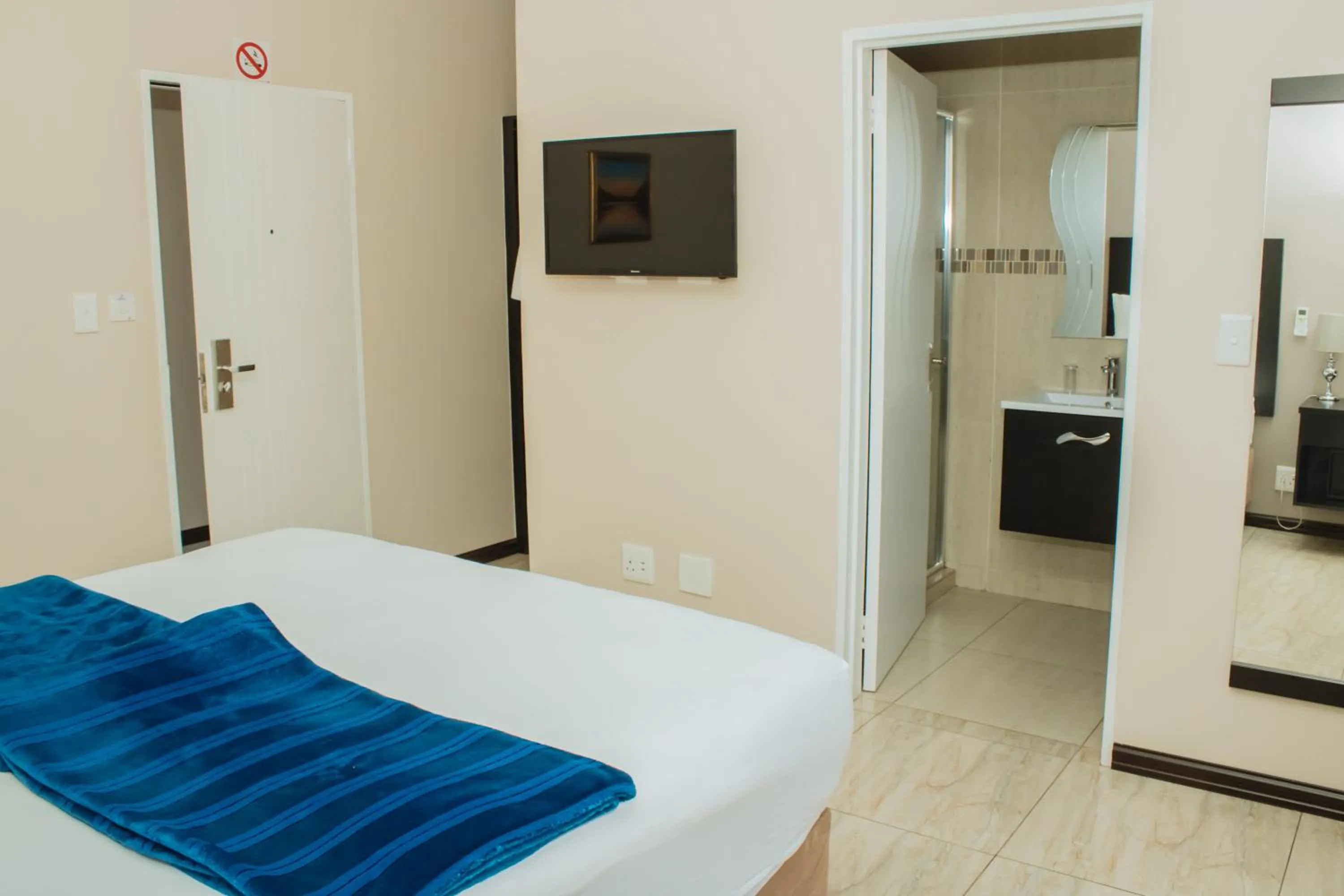 Bedroom, Bed in Heavenly Boutique Hotel