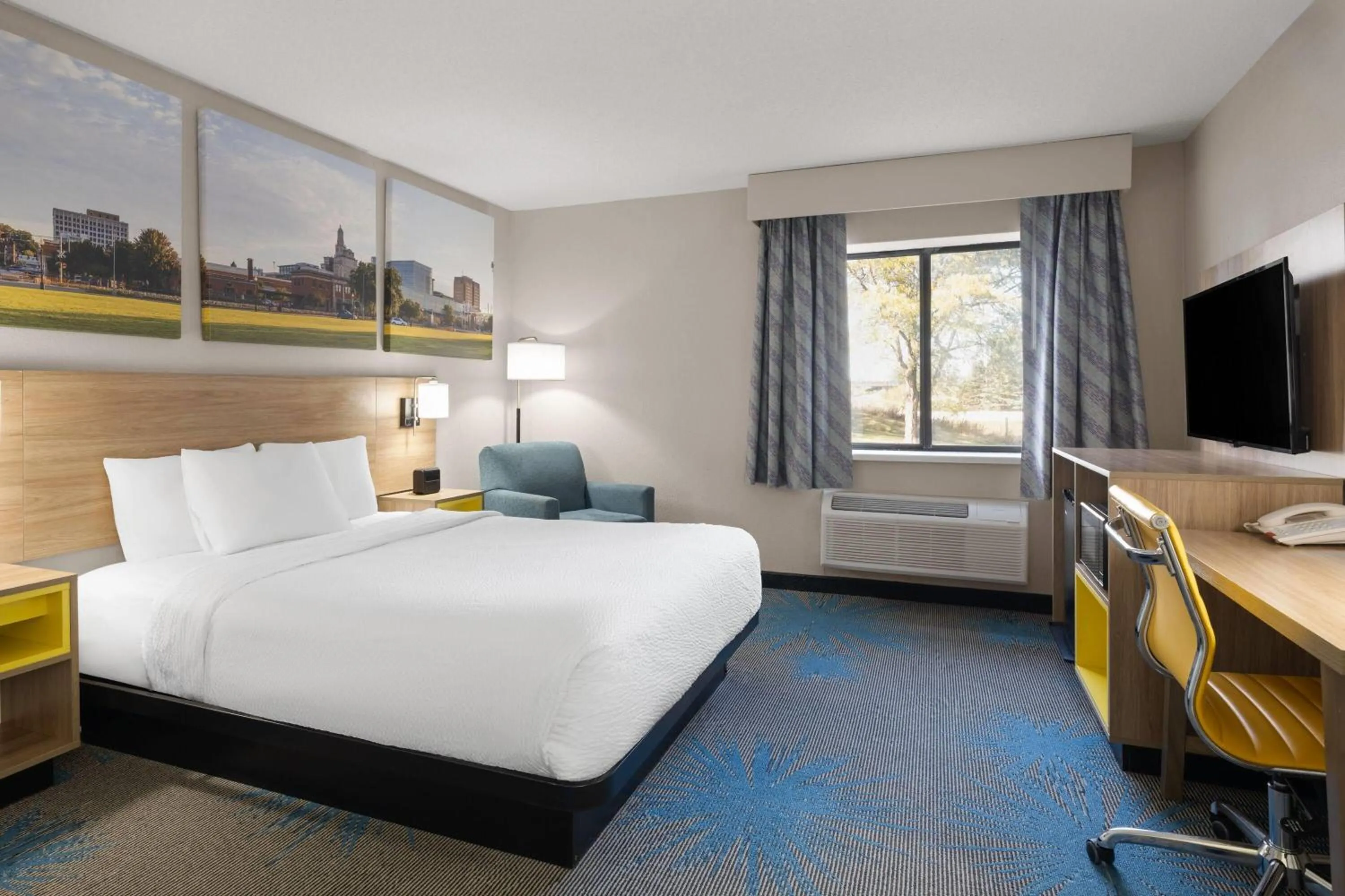 Photo of the whole room, Bed in Days Inn by Wyndham Davenport
