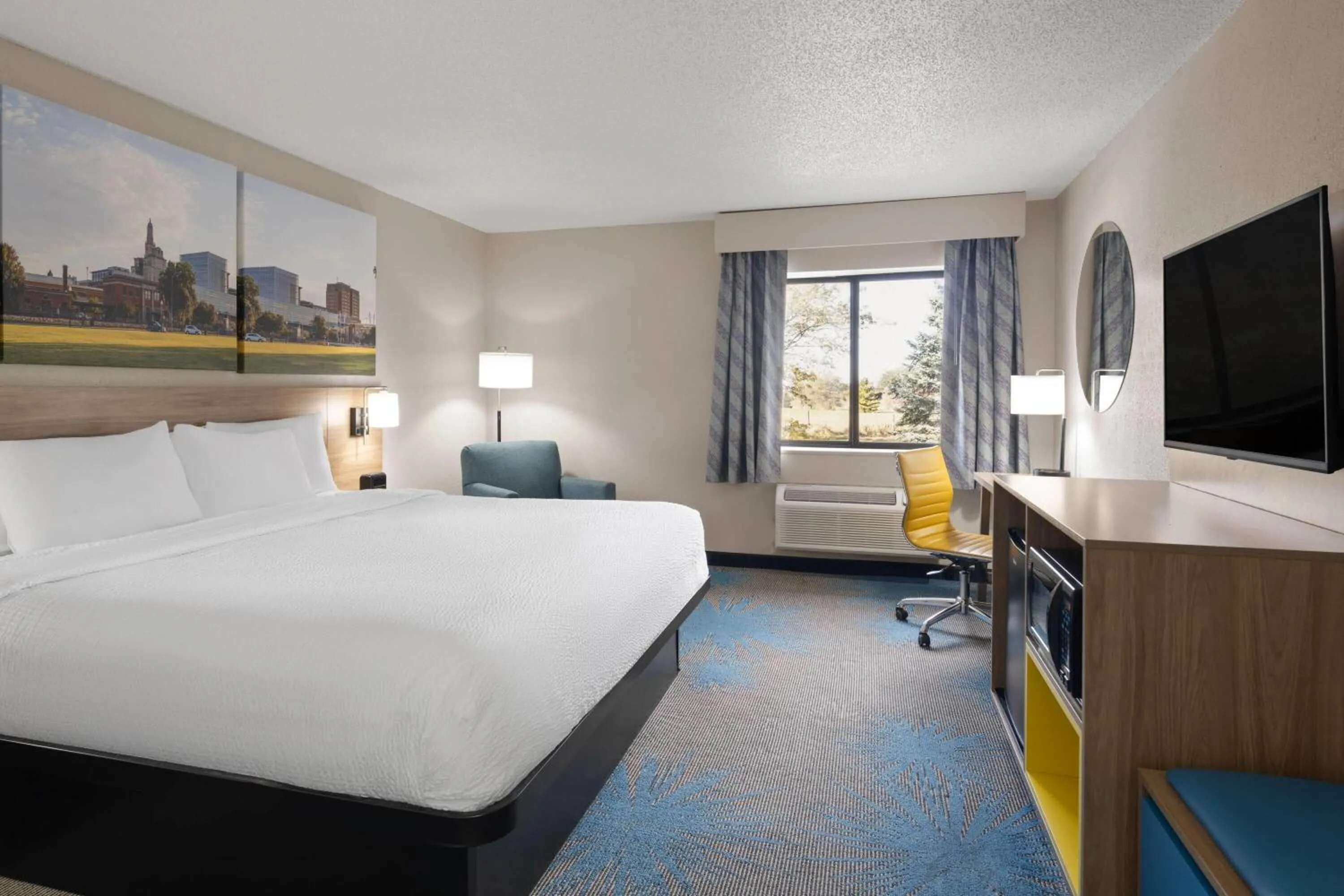 Photo of the whole room, Bed in Days Inn by Wyndham Davenport